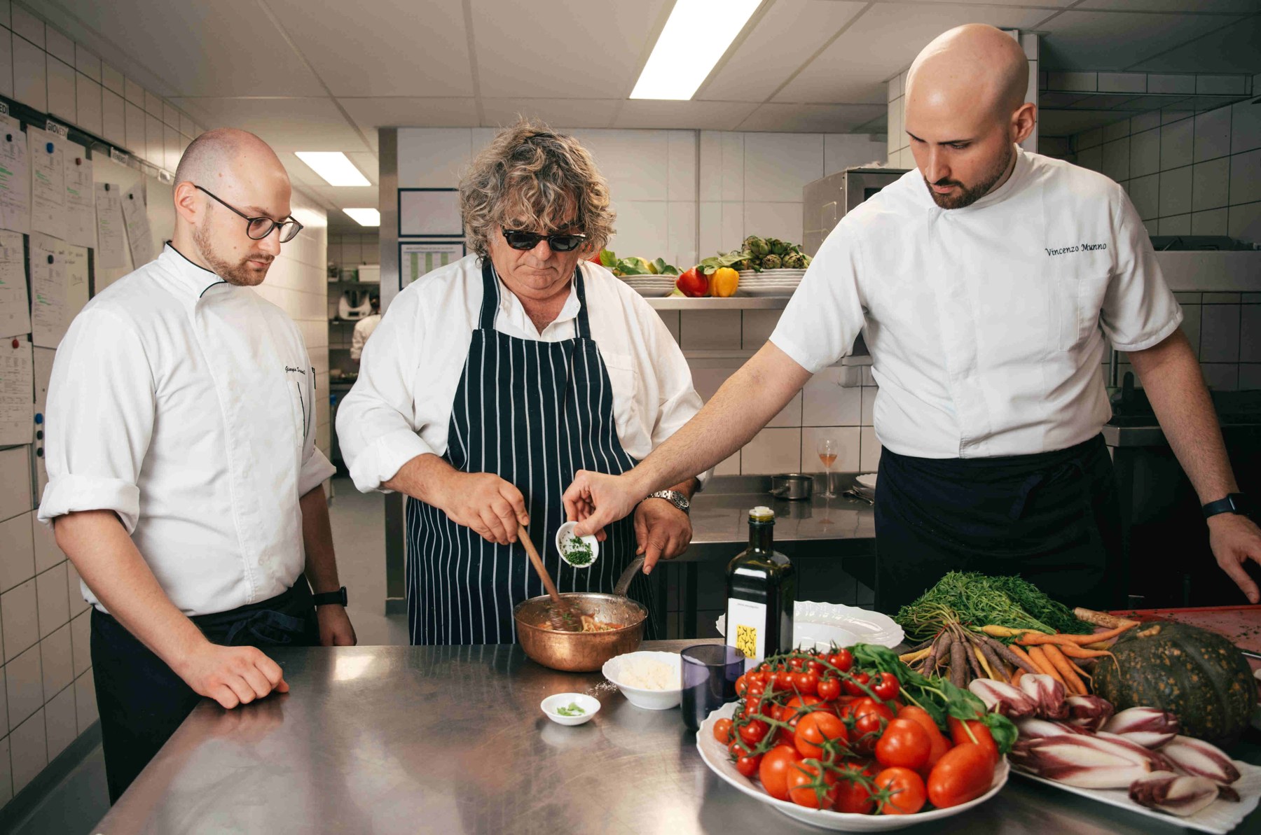 Fulvio Pierangelini en cuisine avec l'équipe du Bocconi
