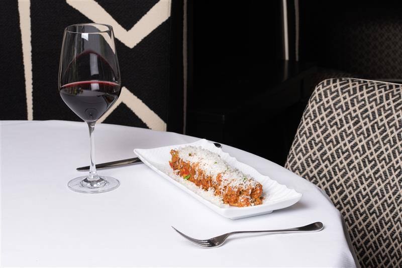 Dessert et verre de vin rouge servis au Ristorante Bocconi