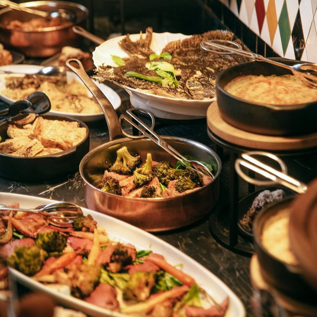 Buffet du déjeuner du dimanche au Bocconi, Hotel Amigo