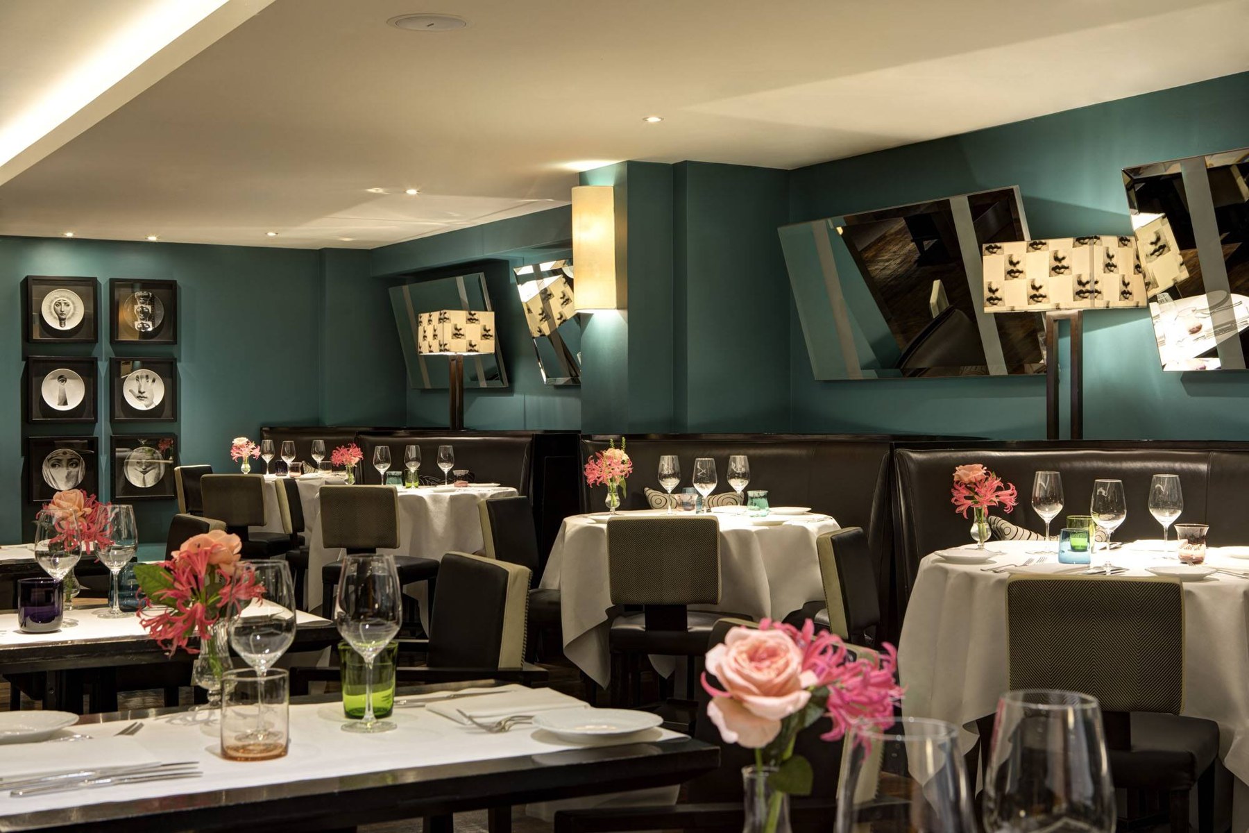 Banquettes et tables dressées du Ristorante Bocconi, Hotel Amigo