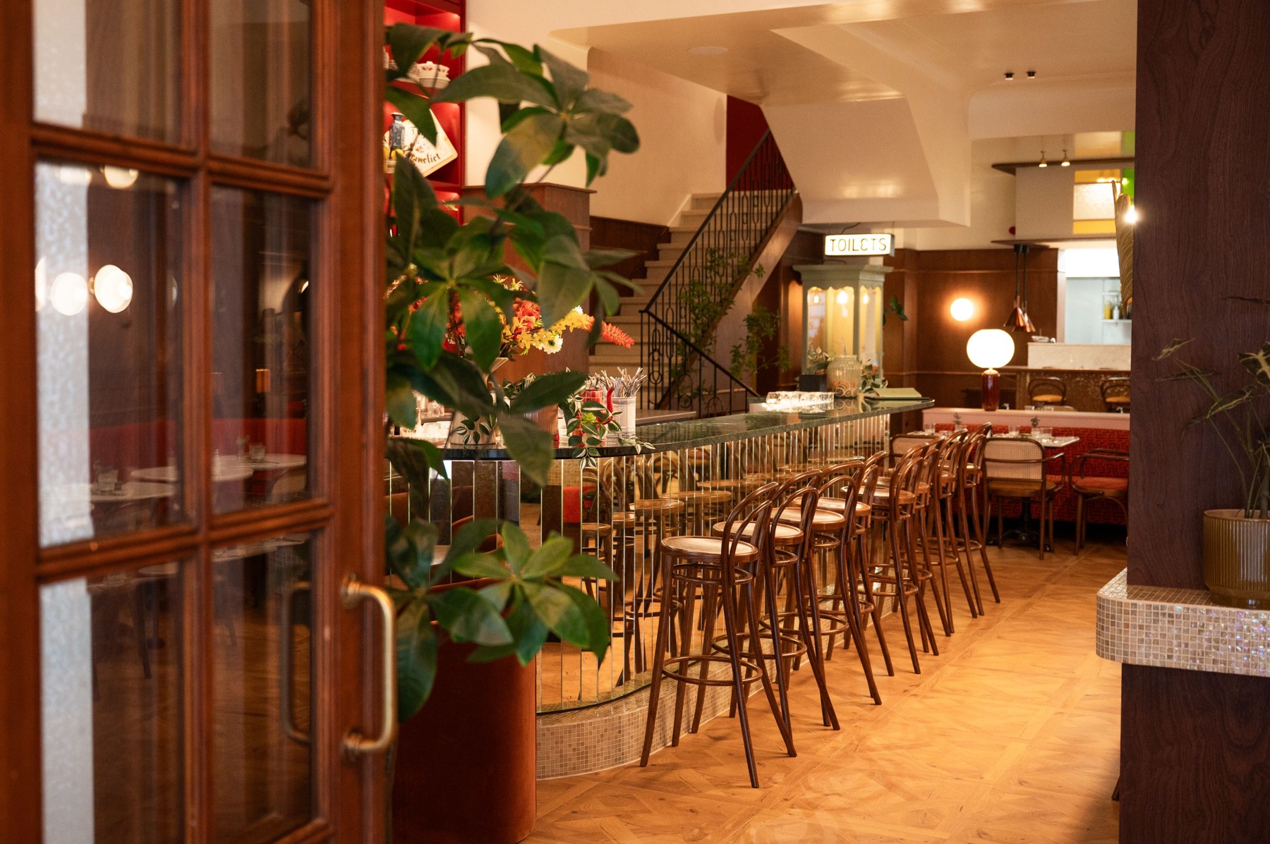 Vue du bar et de la salle du restaurant Boemvol à Bruxelles
