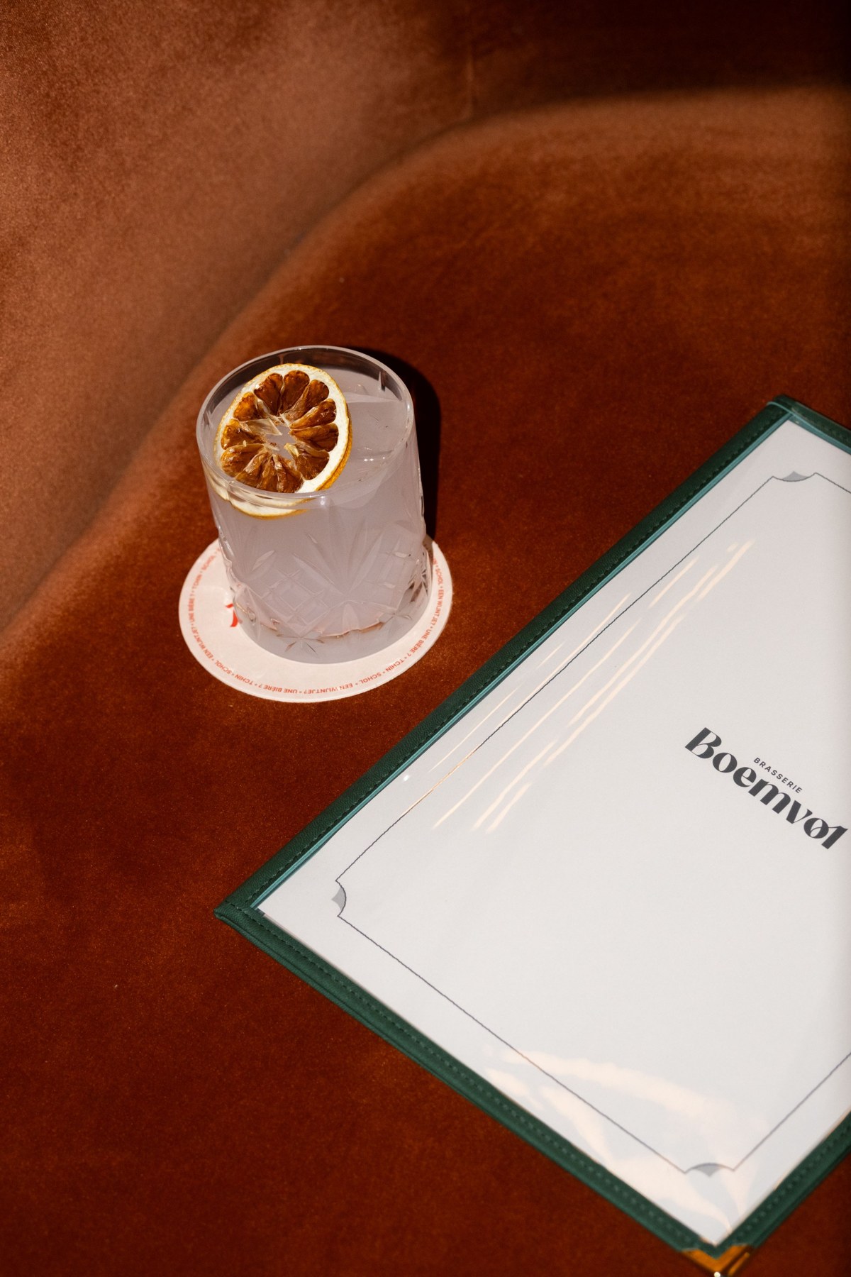 Cocktail servi au restaurant Boemvol à Bruxelles, à côté de la carte