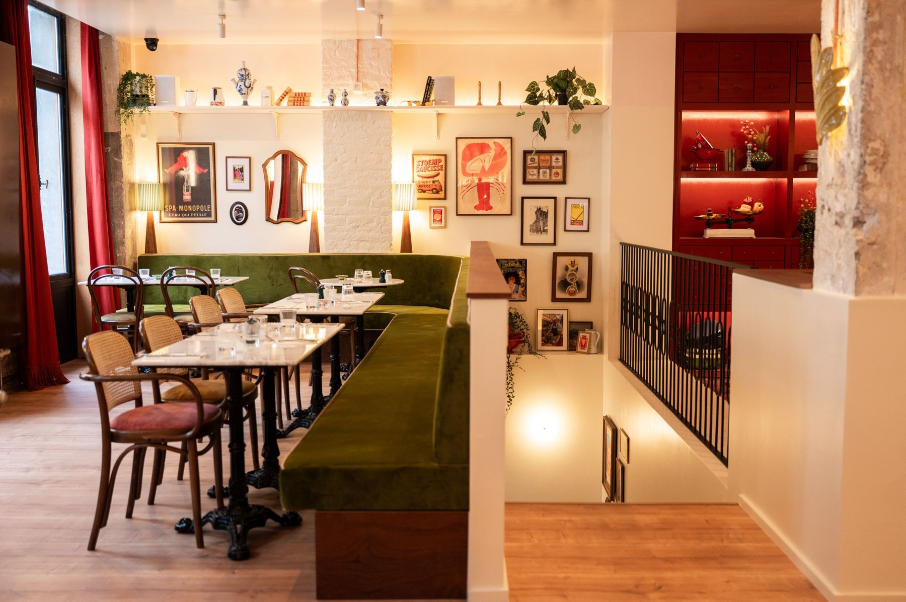 Salle du restaurant Boemvol avec banquettes et tables en bois, Bruxelles