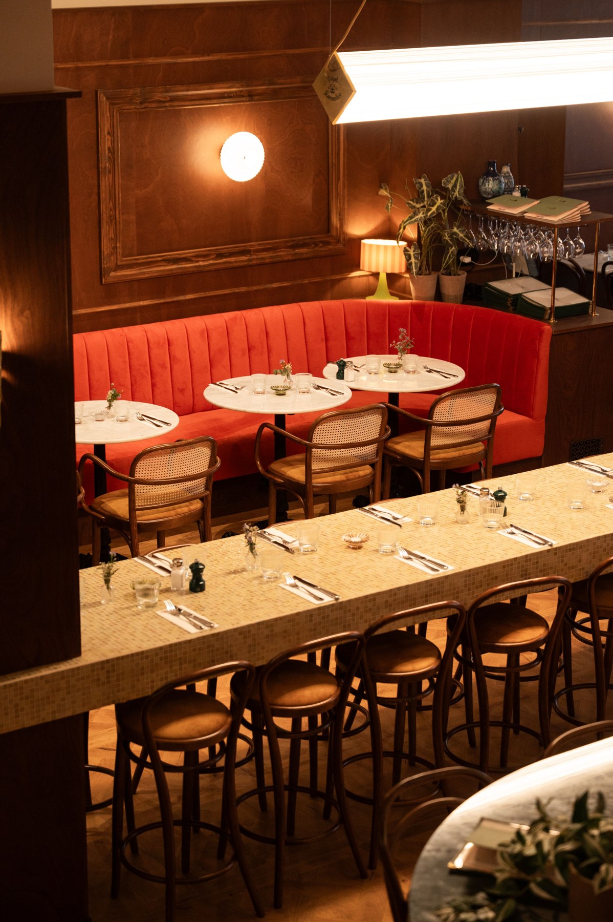Salle rouge du restaurant Boemvol à Bruxelles, ambiance brasserie