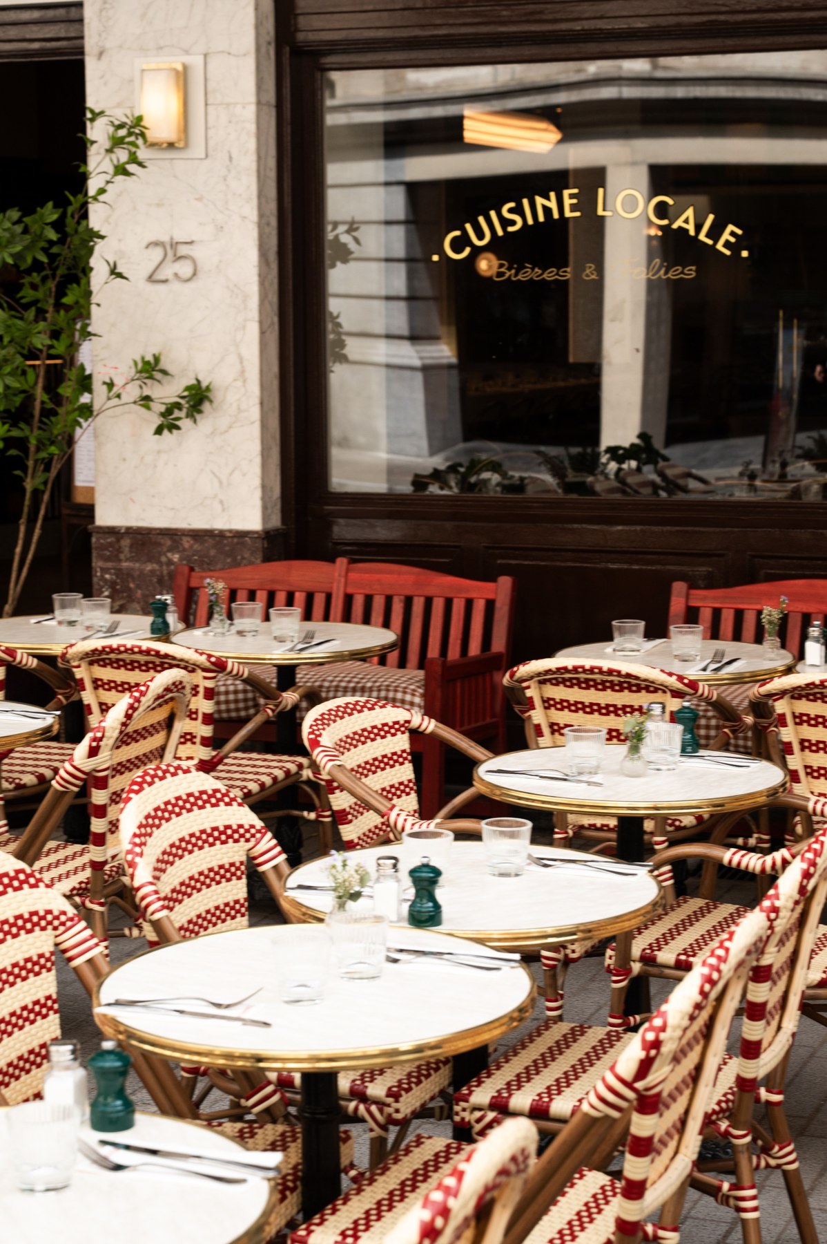 Terrasse du restaurant Boemvol sur le trottoir de la rue Henri Maus à Bruxelles