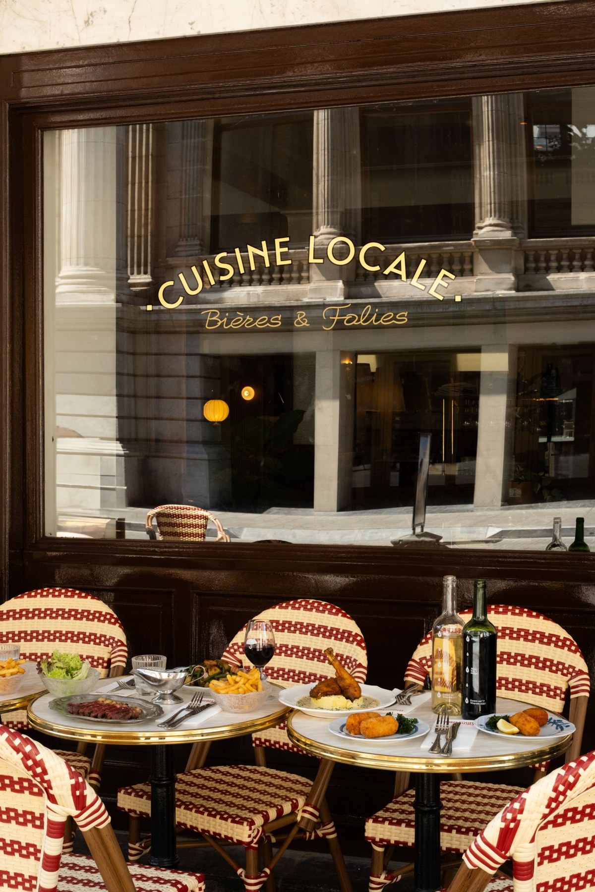 Vitrine du restaurant Boemvol annonçant une cuisine de produits locaux, Bruxelles