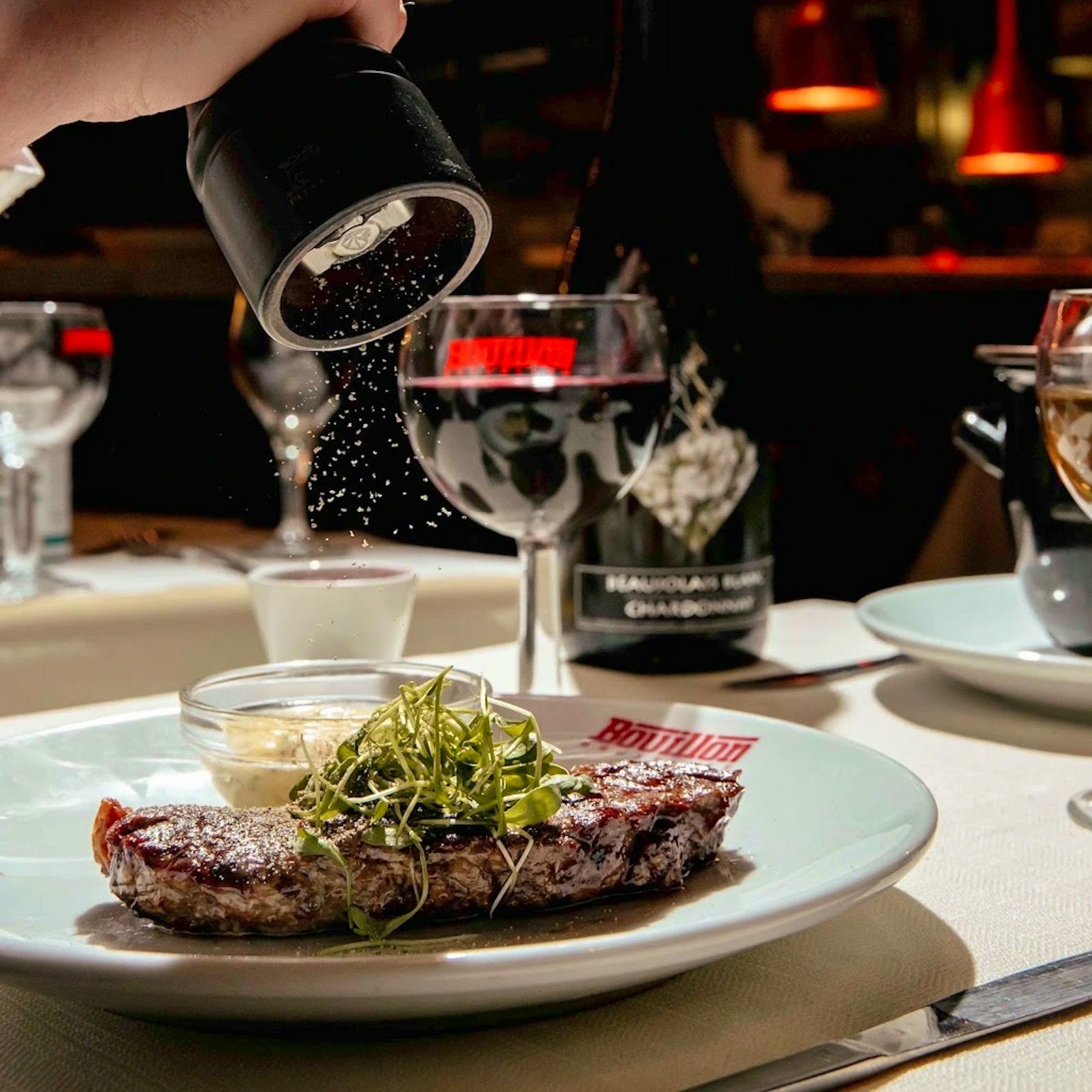 Pièce de bœuf poivrée à la minute dans la salle de Bouillon Bruxelles