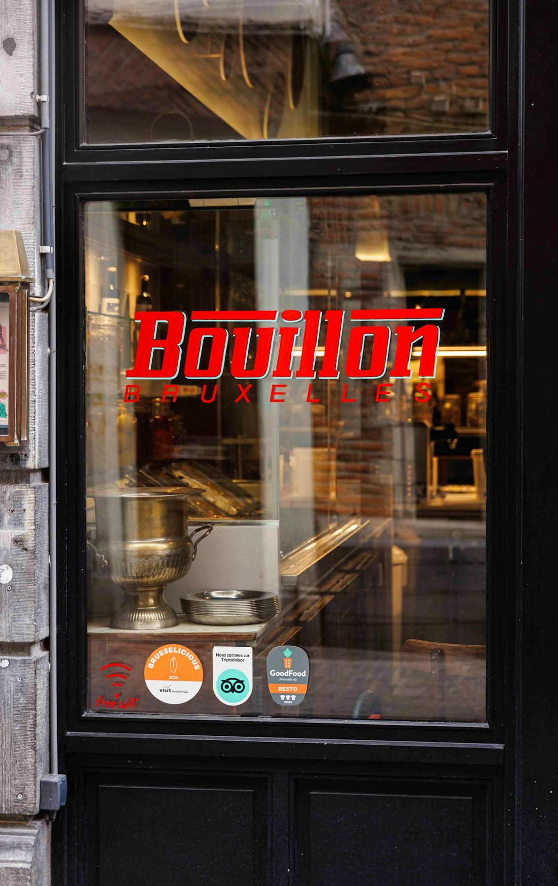 Porte vitrée avec l'enseigne rouge Bouillon Bruxelles