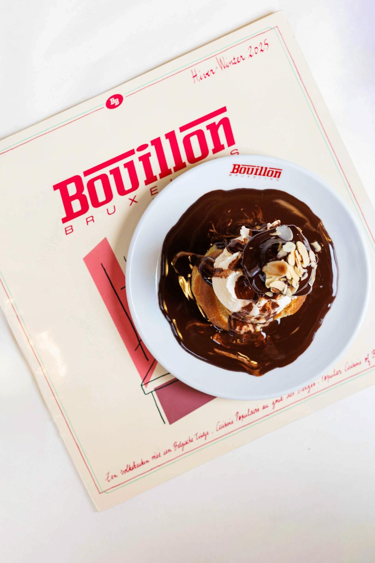 Profiterole géante nappée de sauce chocolat chez Bouillon Bruxelles