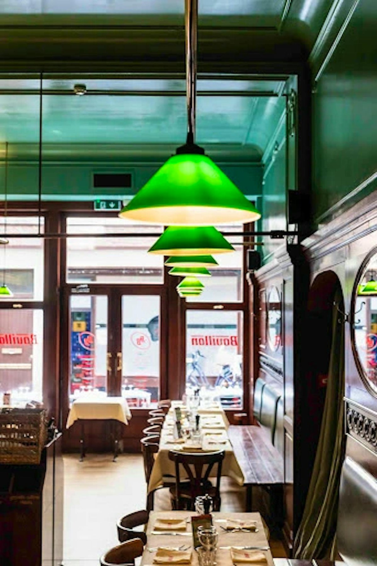 Suspensions vertes au-dessus des tables dressées de Bouillon Bruxelles