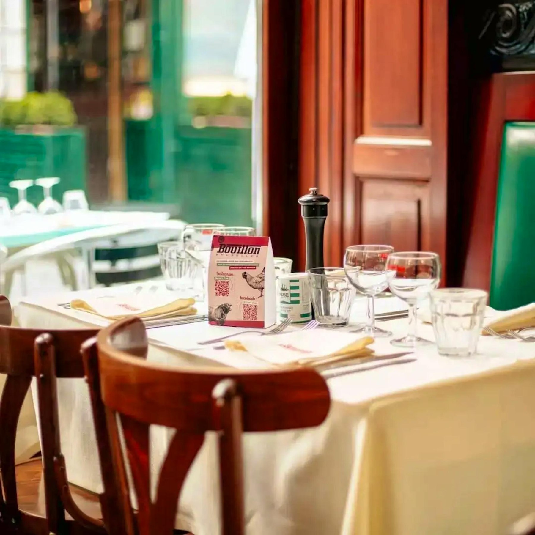 Table dressée près de la fenêtre au restaurant Bouillon Bruxelles