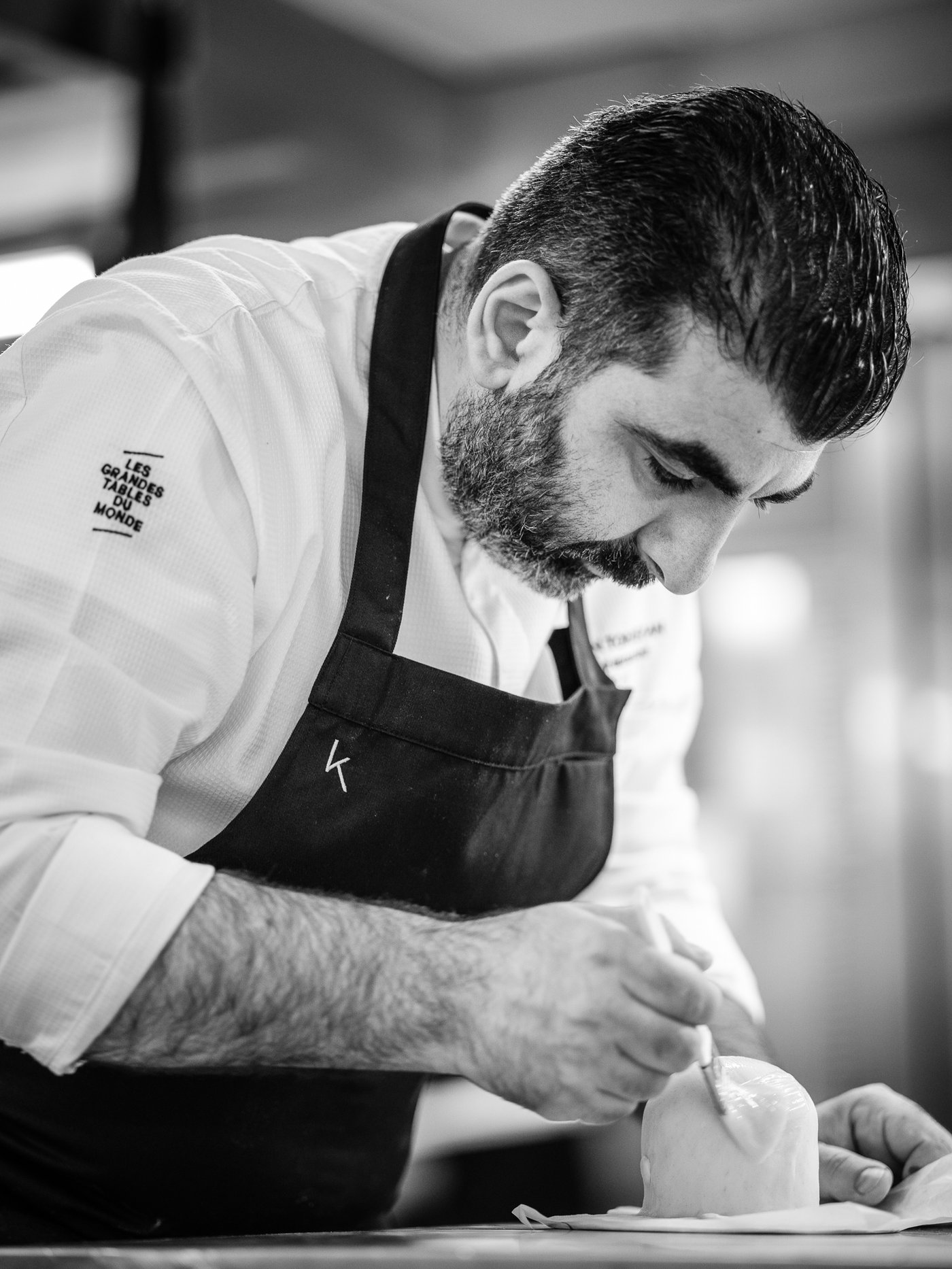 Portrait du chef Karen Torosyan en cuisine au Bozar Restaurant à Bruxelles