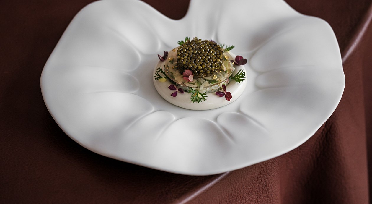 Crabe de Bretagne et caviar dressés dans une assiette blanche au Bozar Restaurant