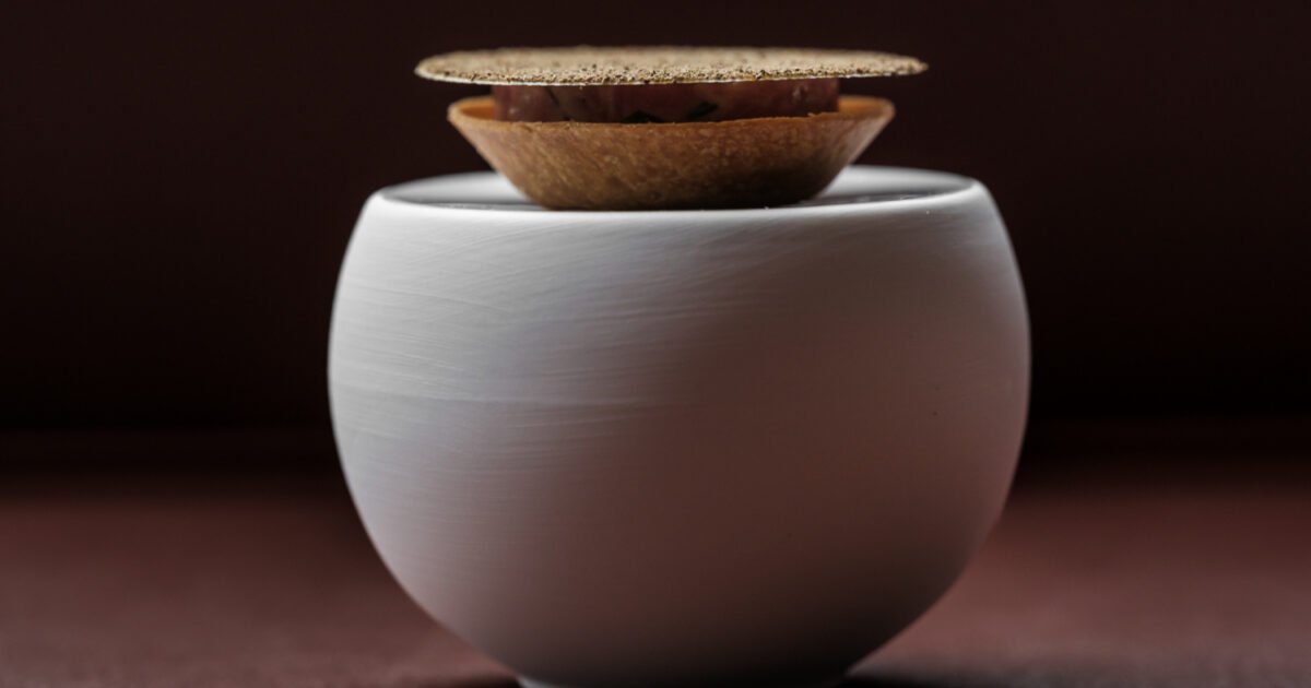 Dessert servi dans une coupe en céramique blanche au Bozar Restaurant