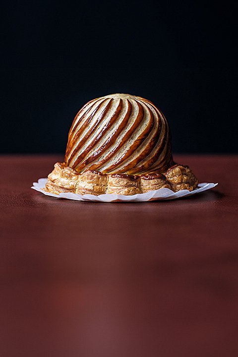 Pithiviers en croûte dorée dressé sur une table au Bozar Restaurant