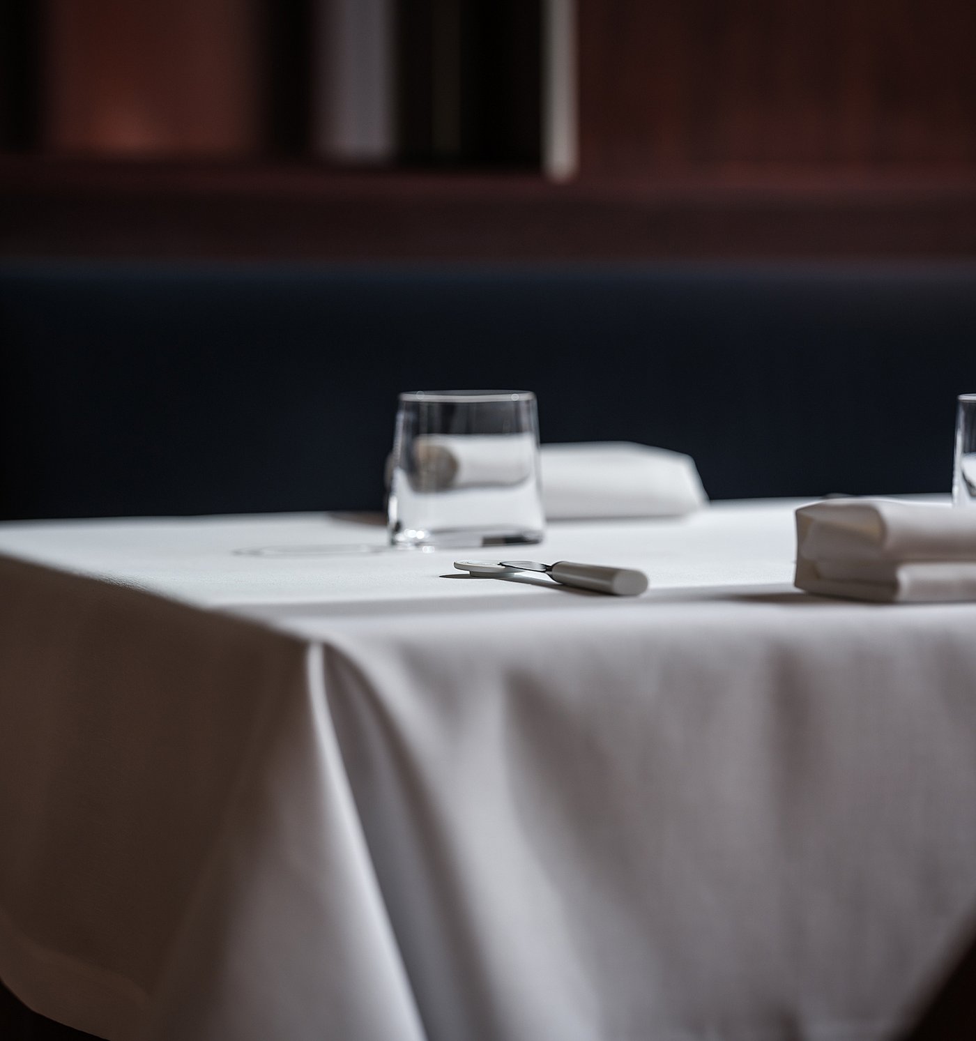 Table dressée avec nappe blanche et verrerie au Bozar Restaurant