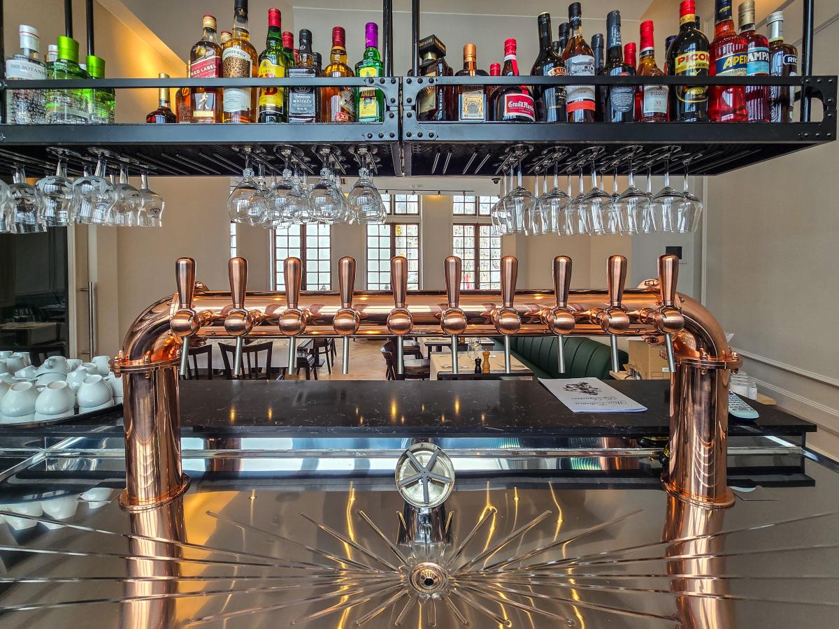 Bar central de la Brasserie Auguste à Bruxelles