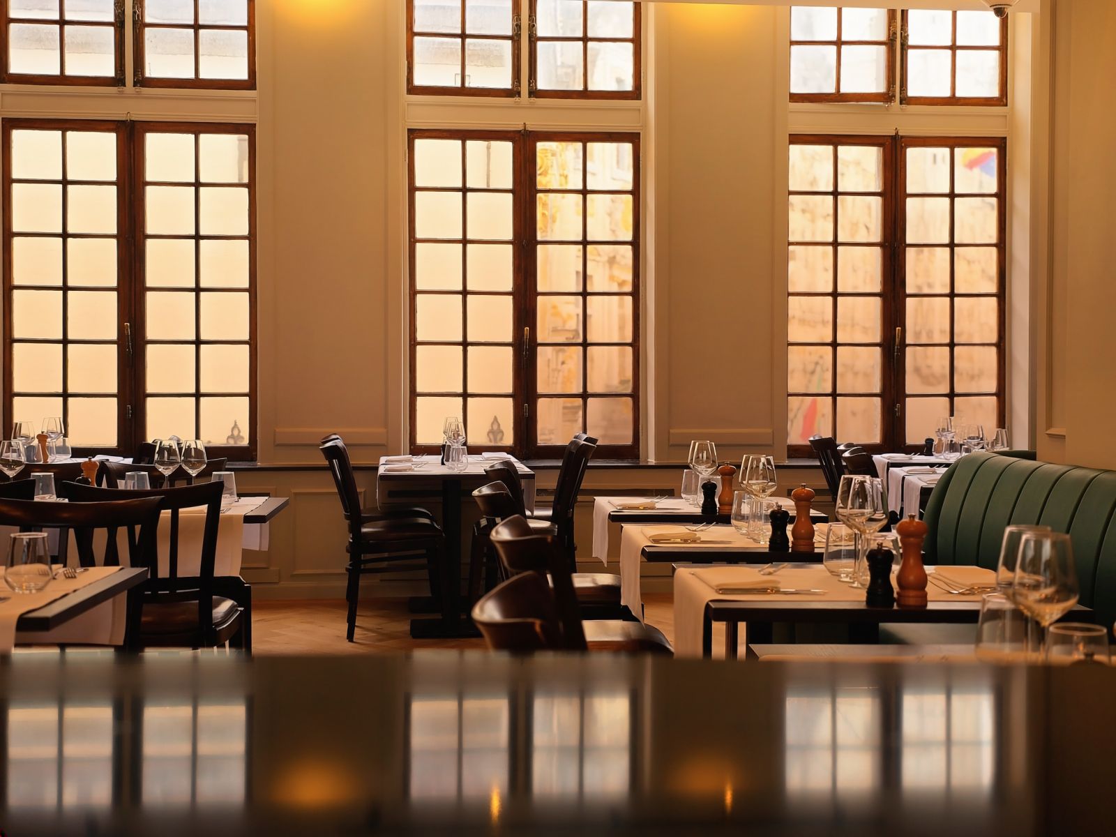 Salle principale de la Brasserie Auguste avec banquettes et tables dressées