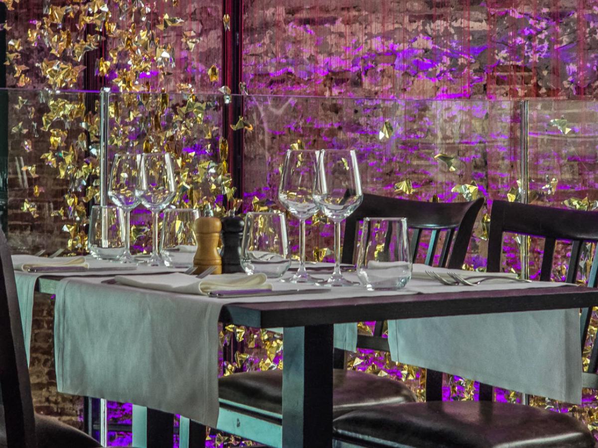Table dressée dans la salle de la Brasserie Auguste