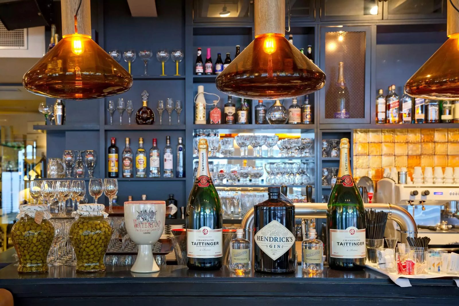Bar et bouteilles de la Brasserie de la Patinoire, à côté du cellier climatisé