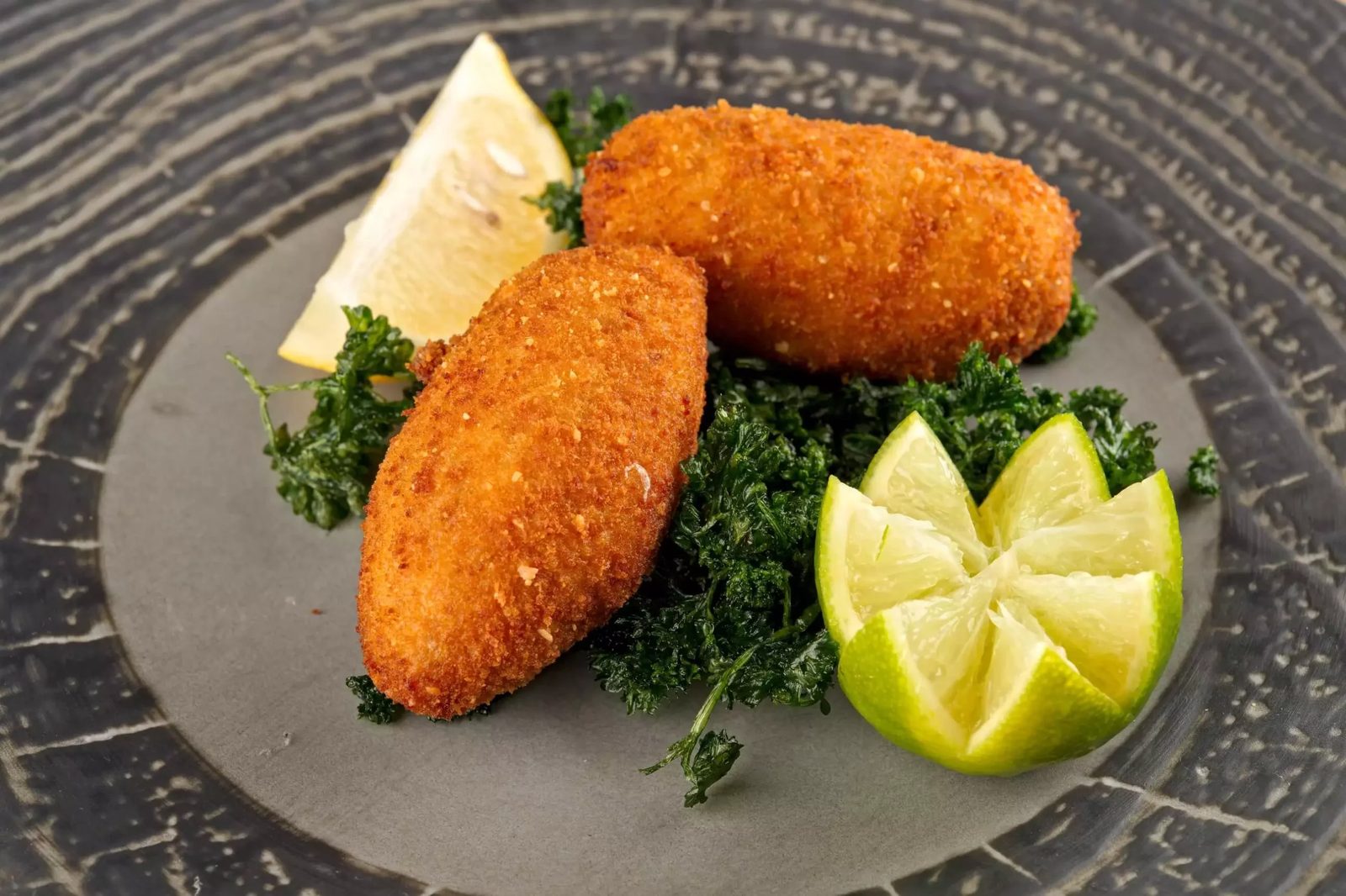 Croquettes aux crevettes grises maison servies avec citron frit