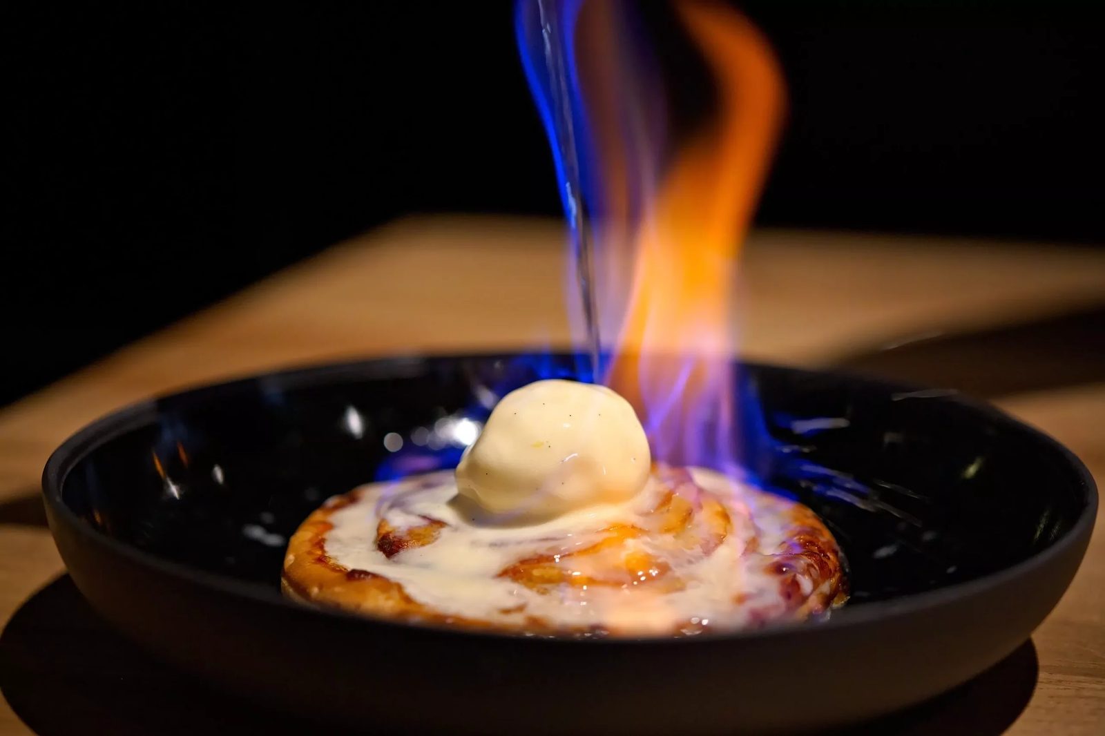 Dessert flambé servi en salle à la Brasserie de la Patinoire