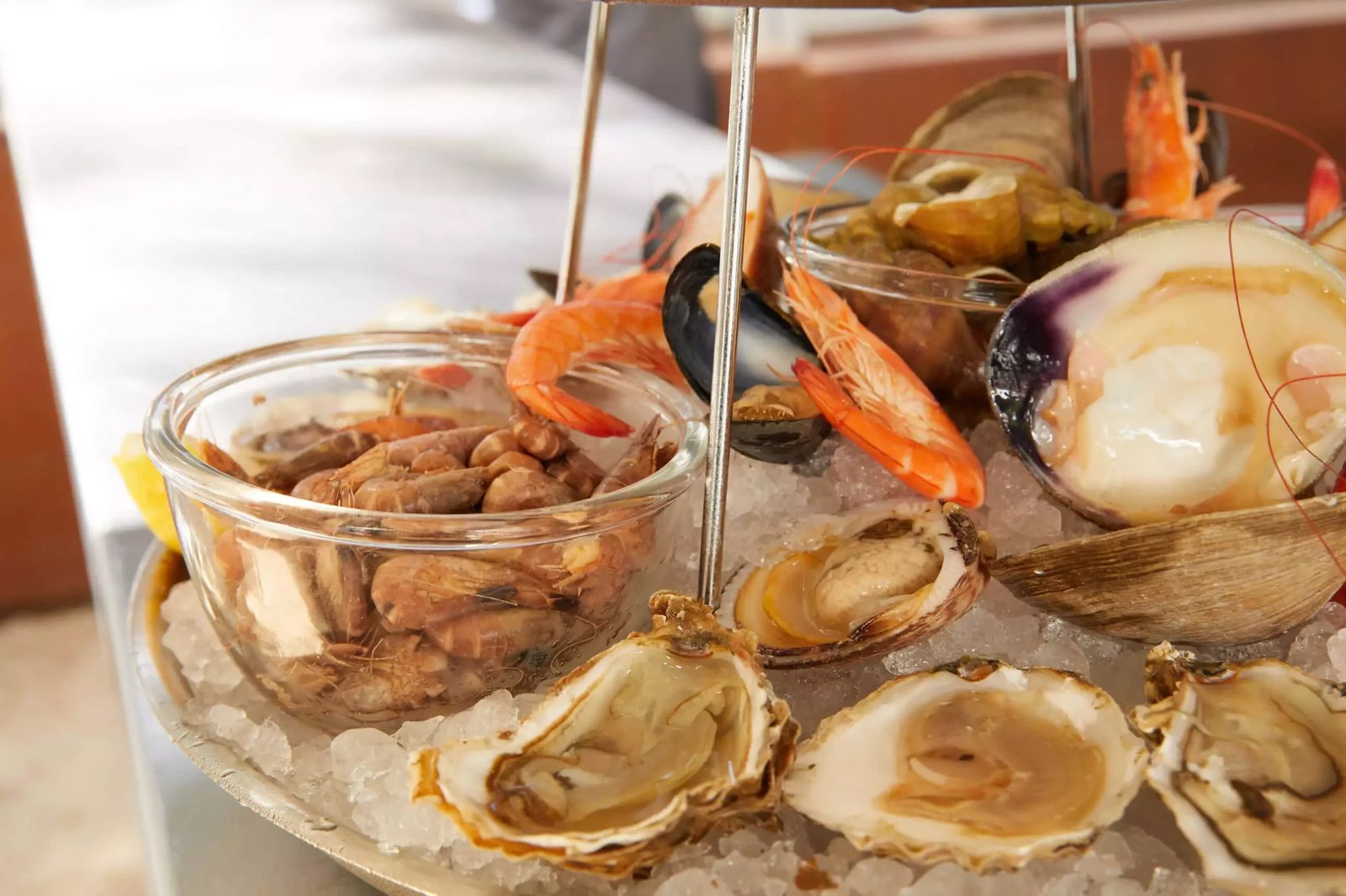 Plateau de fruits de mer avec huîtres, crevettes et bulots à la Brasserie de la Patinoire