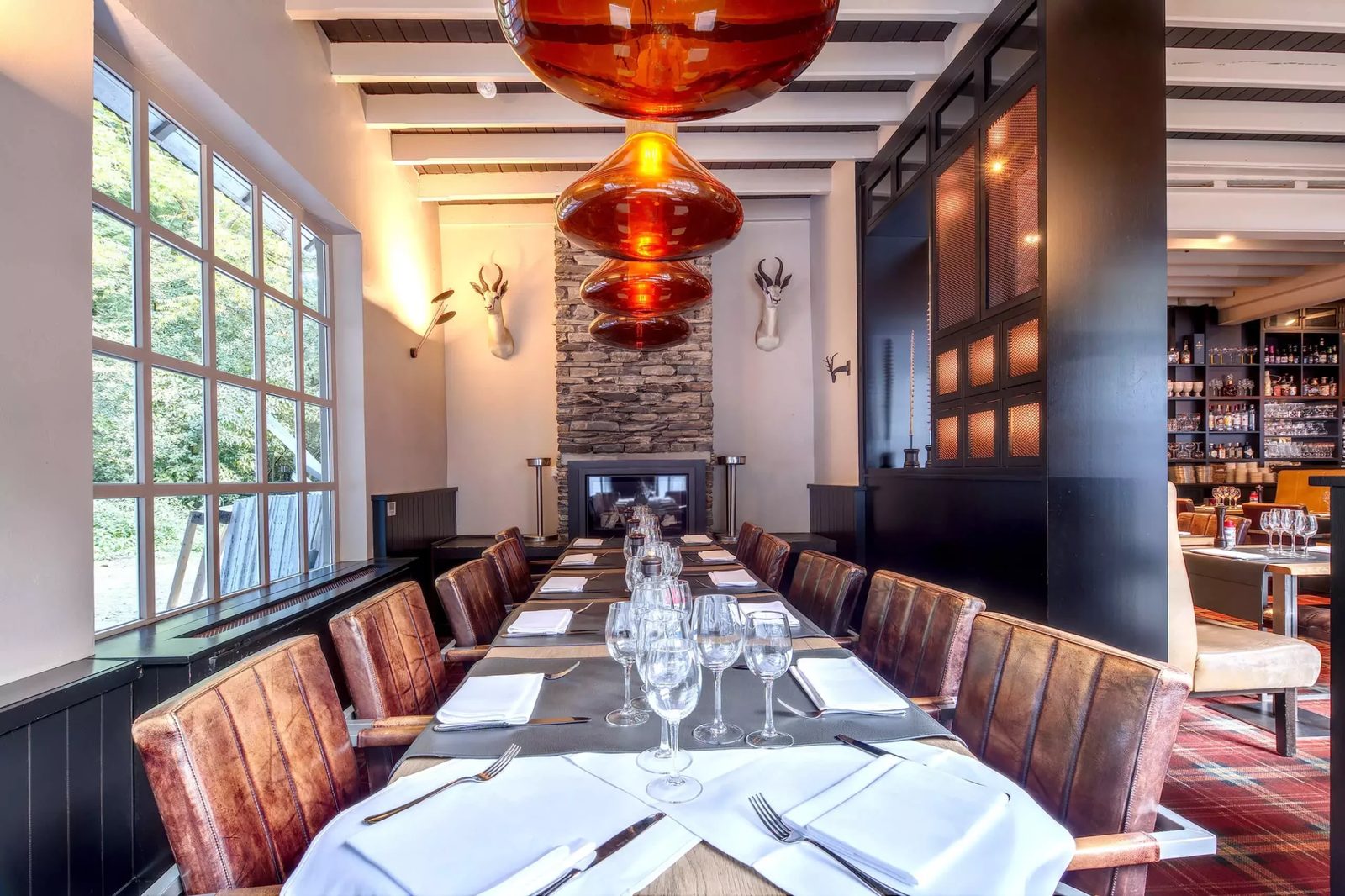 Grande tablée dressée dans la salle de la Brasserie de la Patinoire