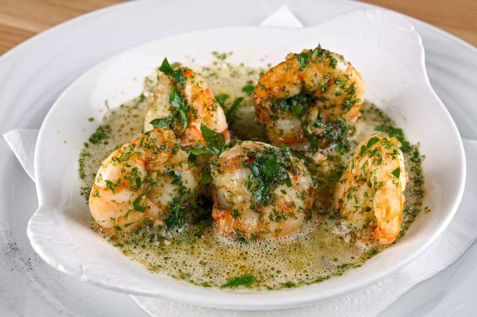 Scampis à l'ail et au persil servis en entrée chaude