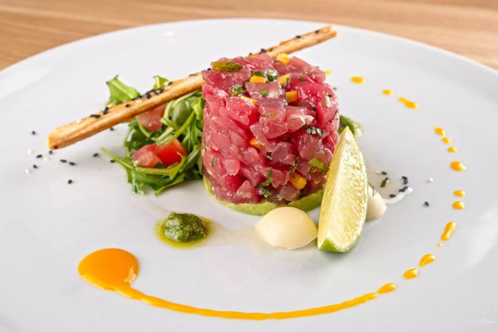 Tartare de thon rouge et avocat, gelée au yuzu et mangue