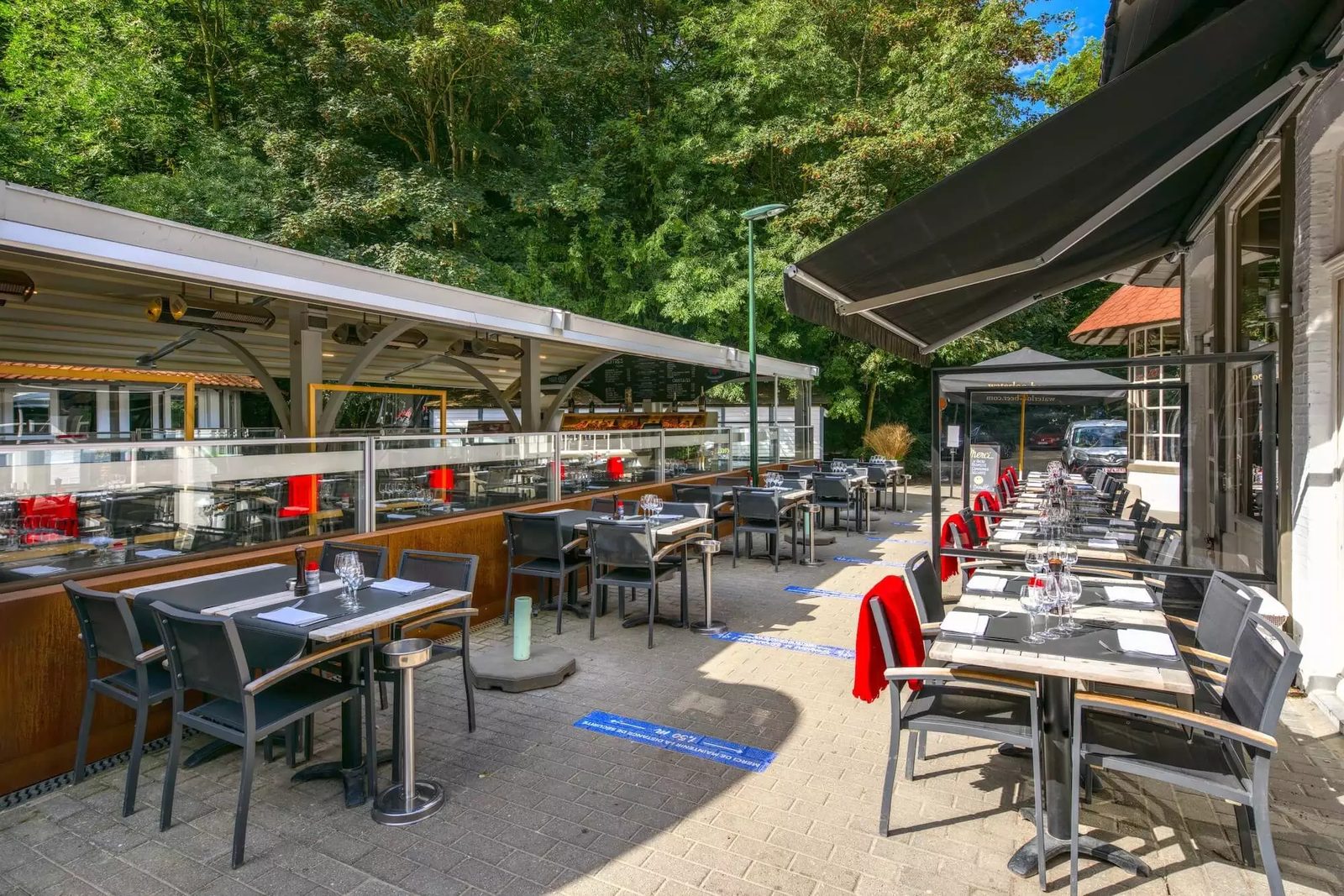 Terrasse couverte et tables dressées de la Brasserie de la Patinoire