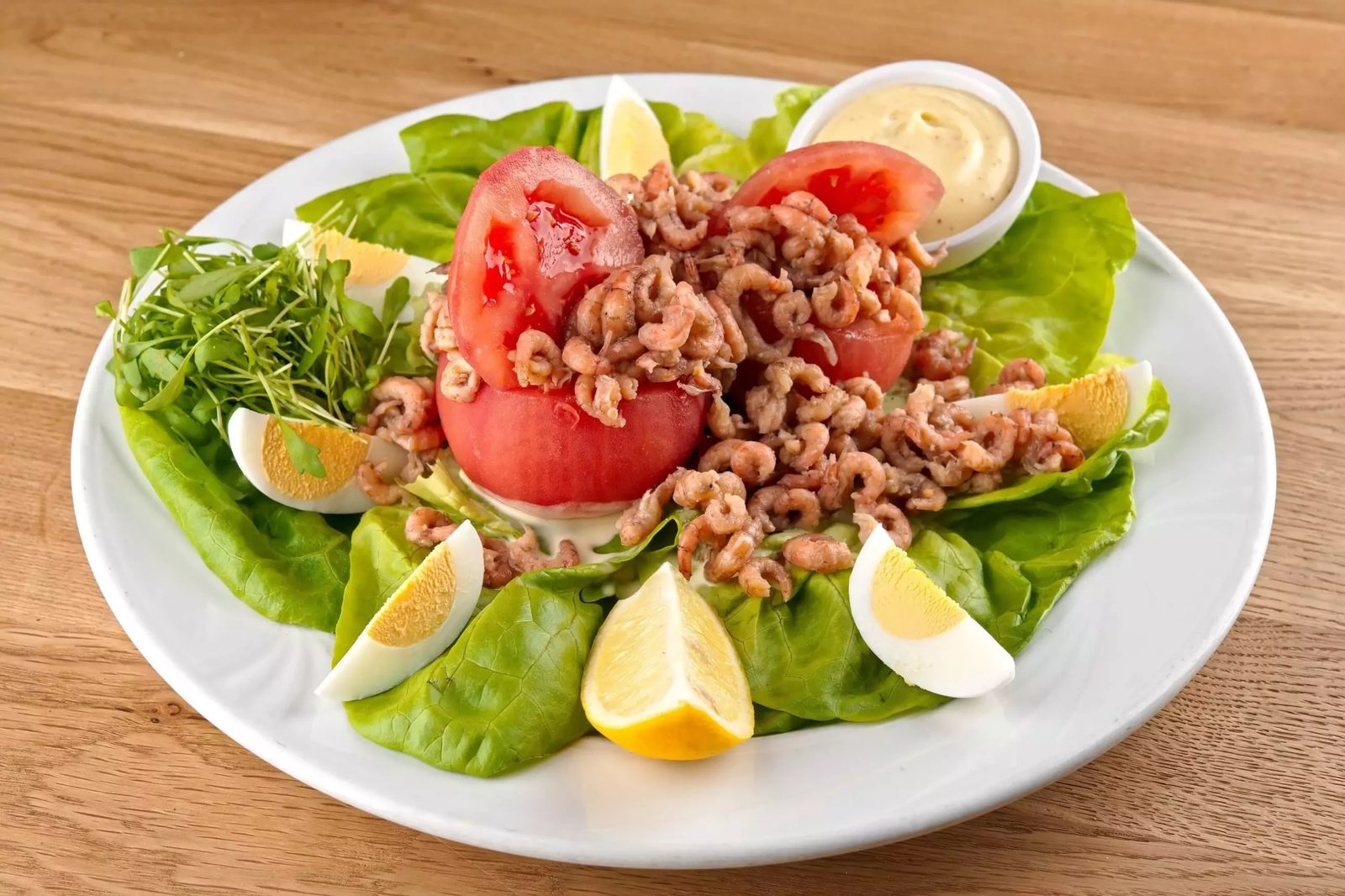 Tomate farcie aux crevettes grises et salade servie à la Brasserie de la Patinoire