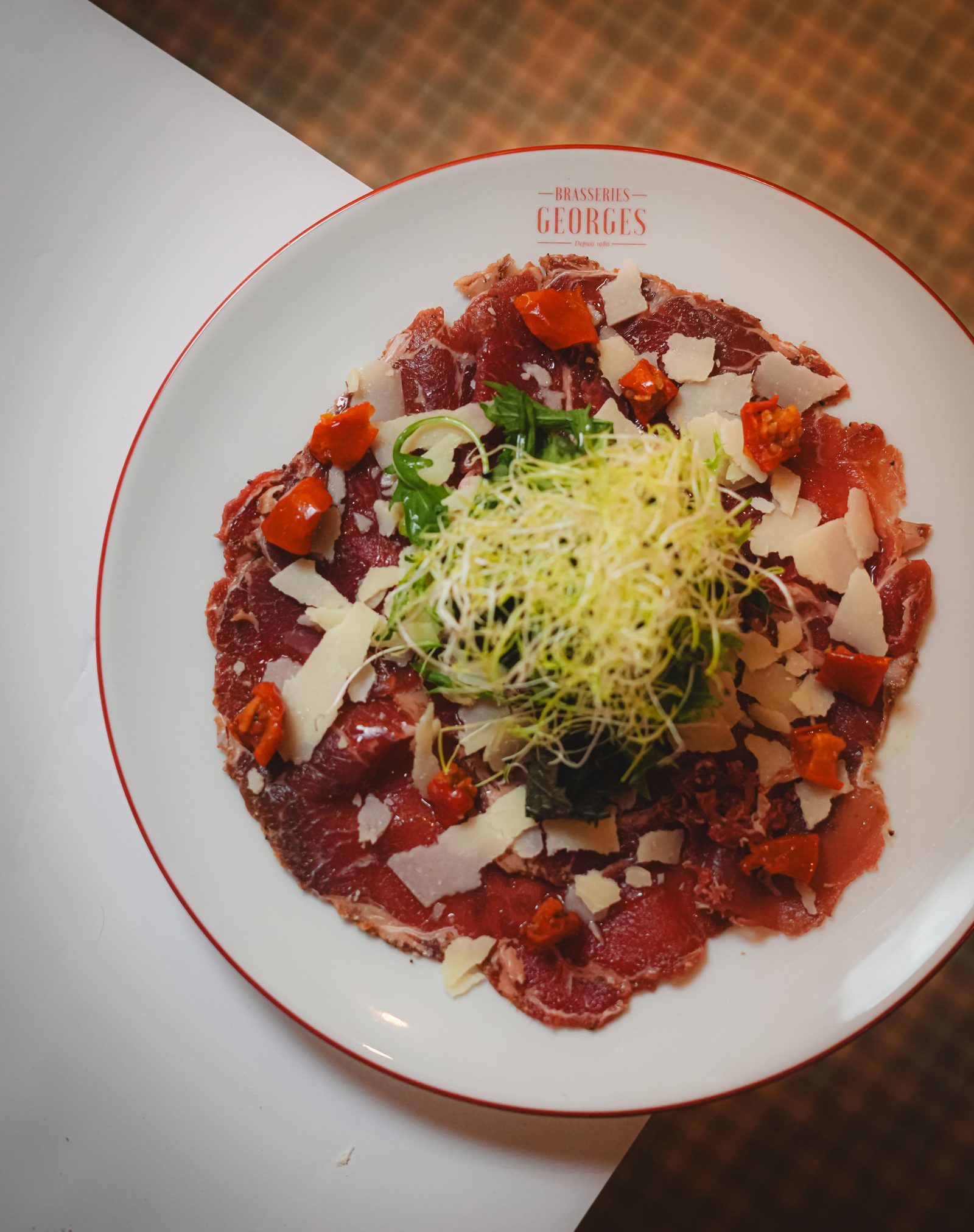 Carpaccio de bœuf au parmesan et à la roquette aux Brasseries Georges