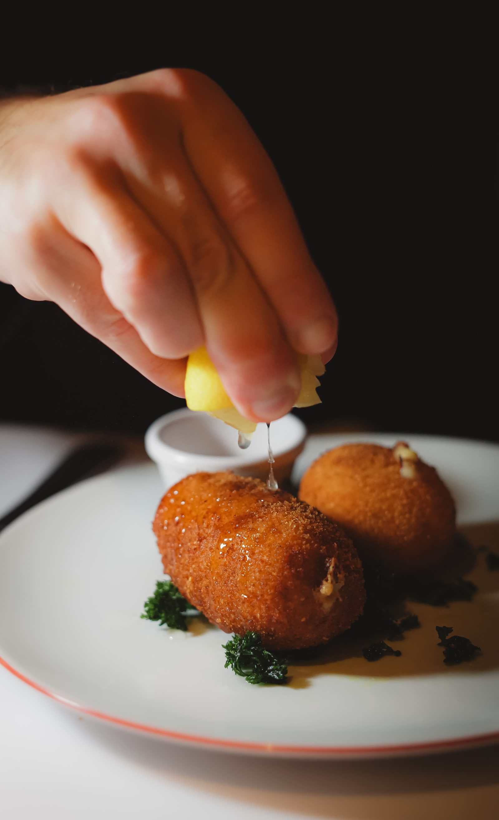 Croquettes aux crevettes grises dorées servies aux Brasseries Georges