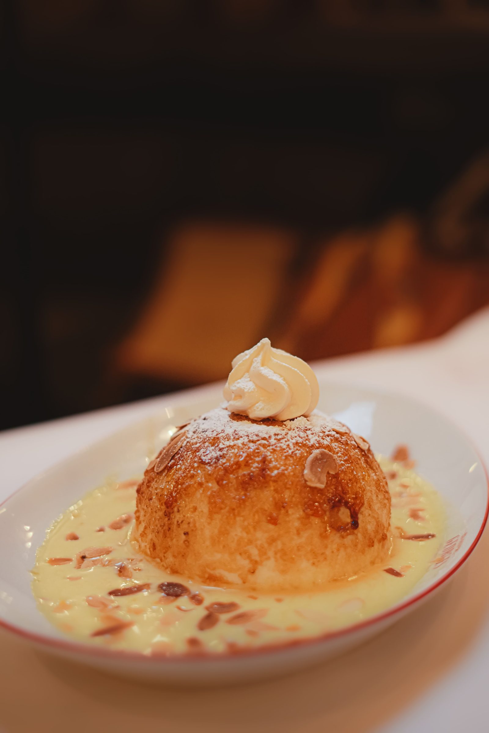 Dessert maison nappé de crème servi aux Brasseries Georges
