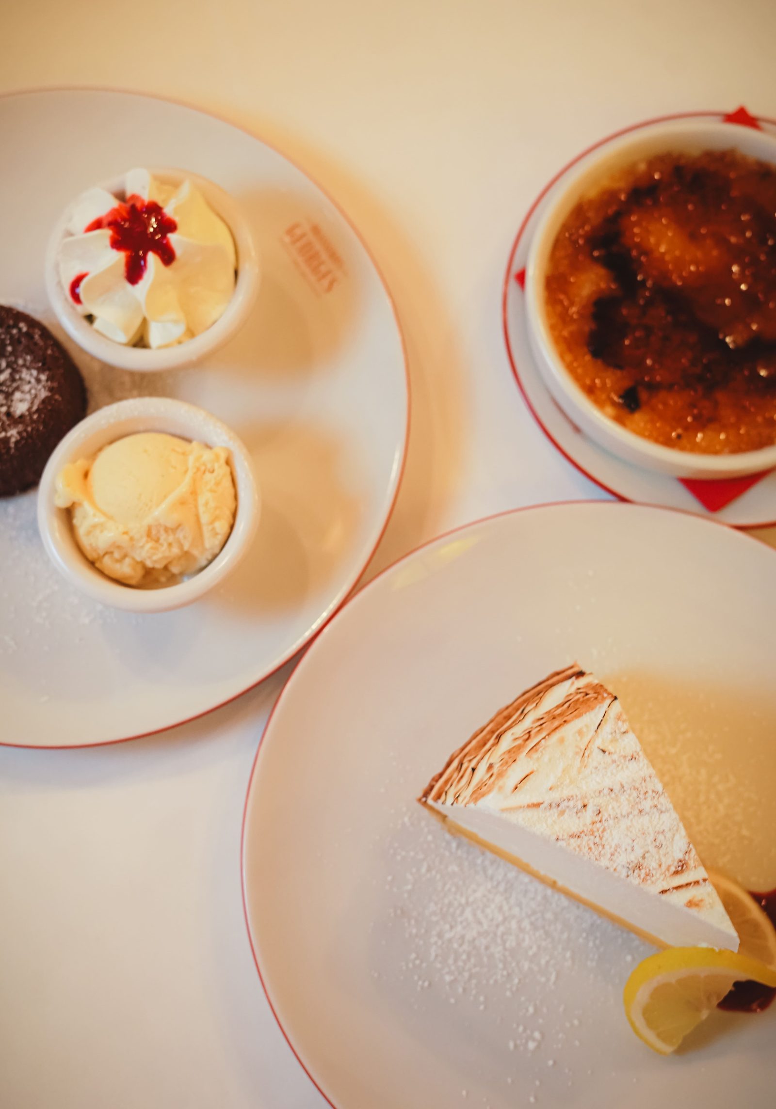 Assortiment de desserts maison des Brasseries Georges dont une crème brûlée