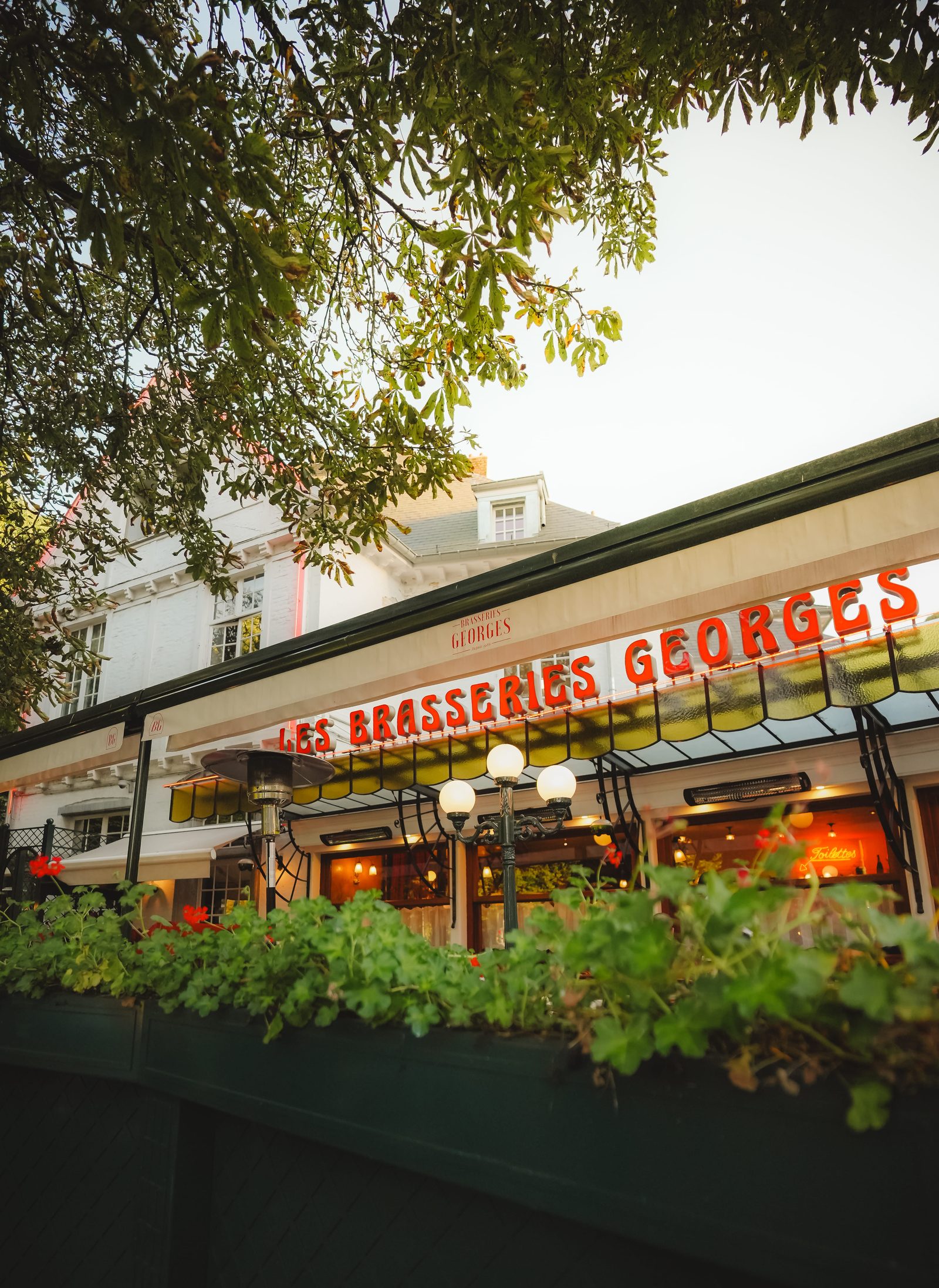 Façade et terrasse ombragée des Brasseries Georges avenue Winston Churchill à Uccle