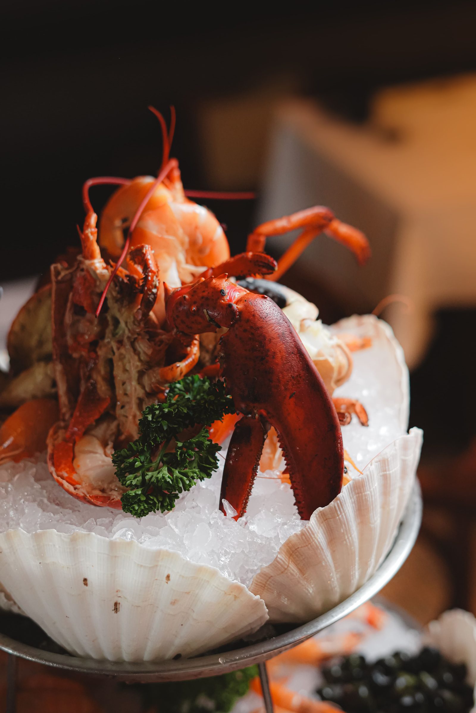 Homard entier dressé sur un plateau de fruits de mer aux Brasseries Georges