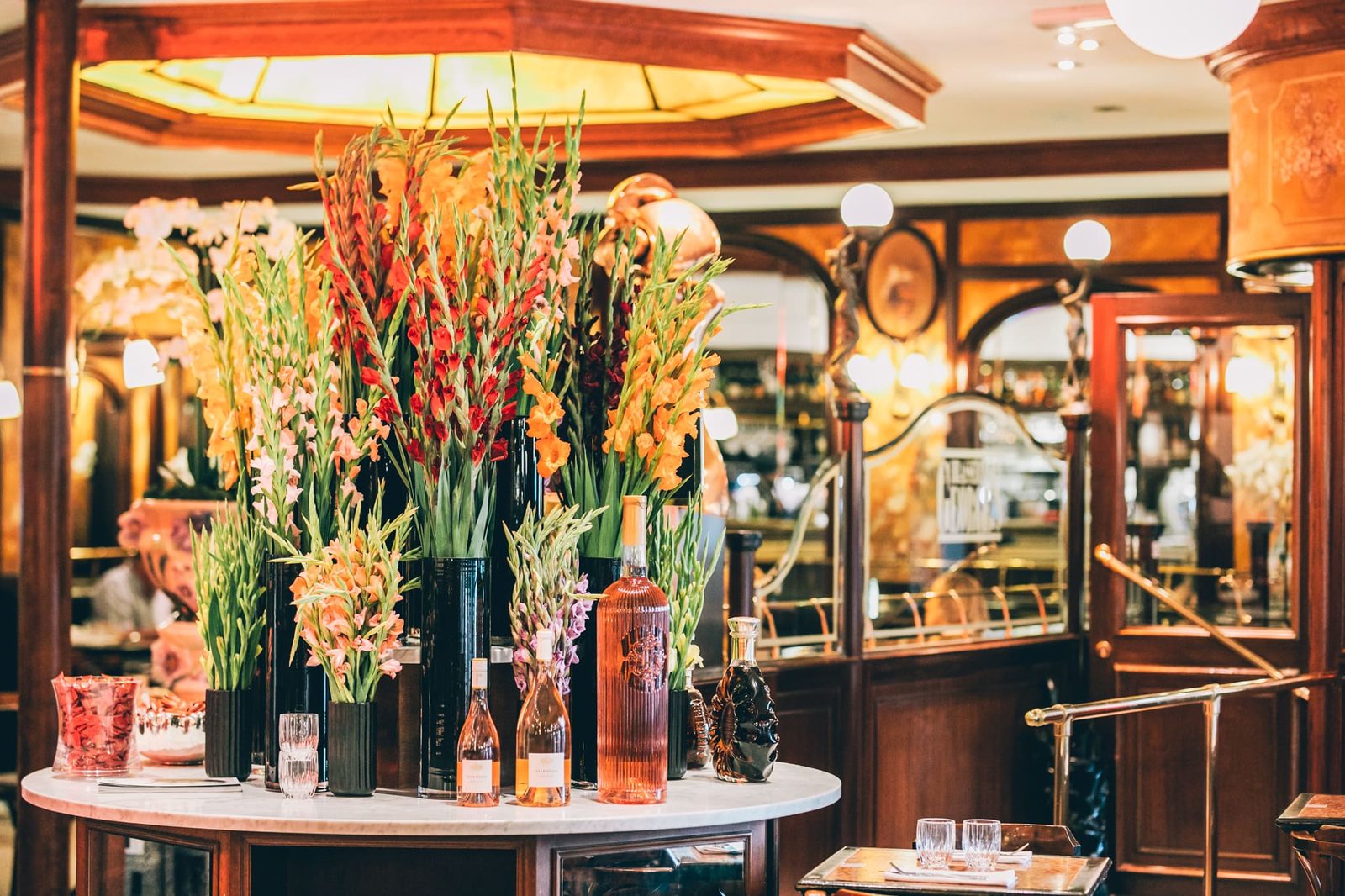 Salle art déco des Brasseries Georges avec bar et bouquets de fleurs