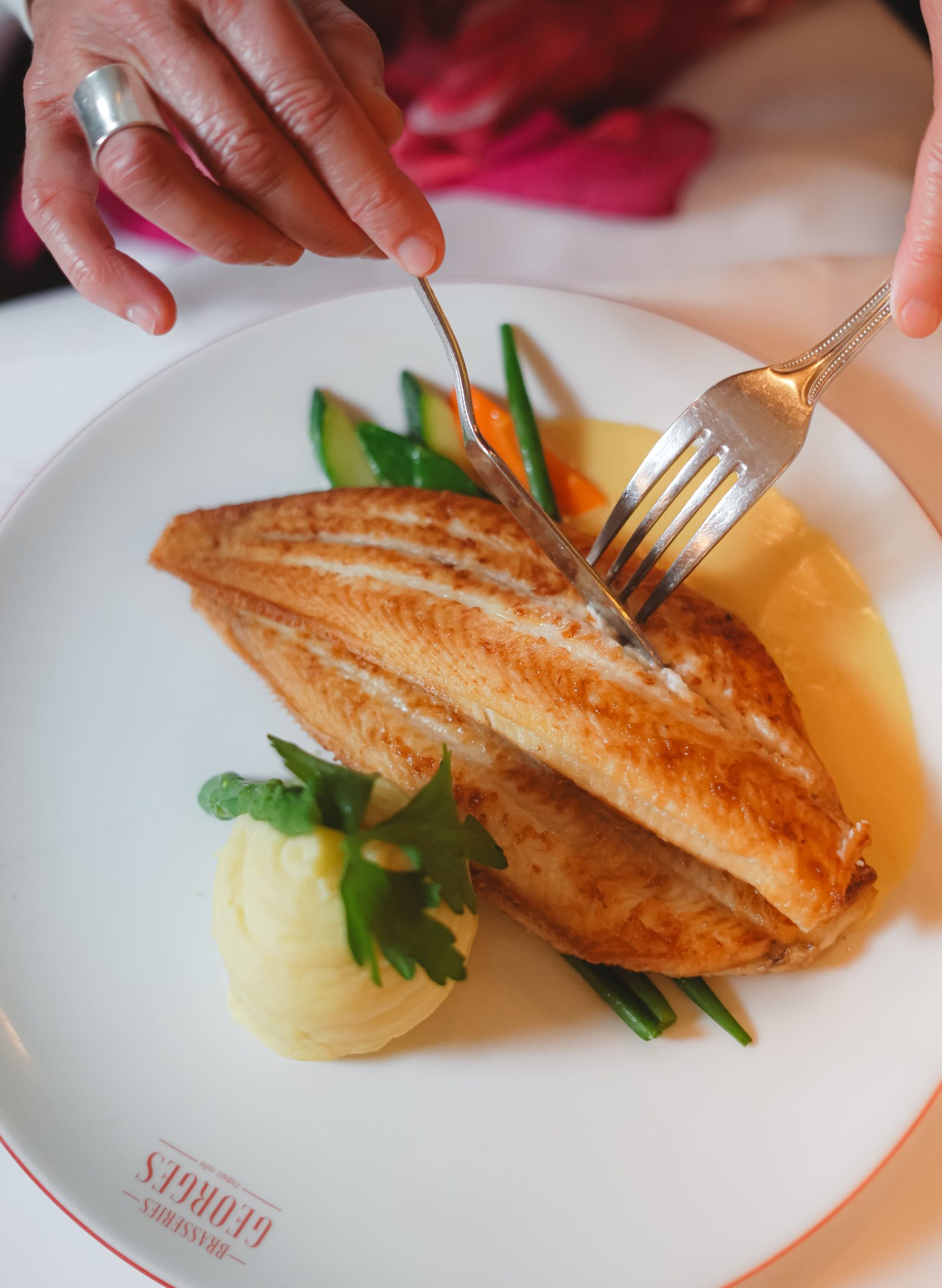 Sole meunière servie à l'assiette aux Brasseries Georges