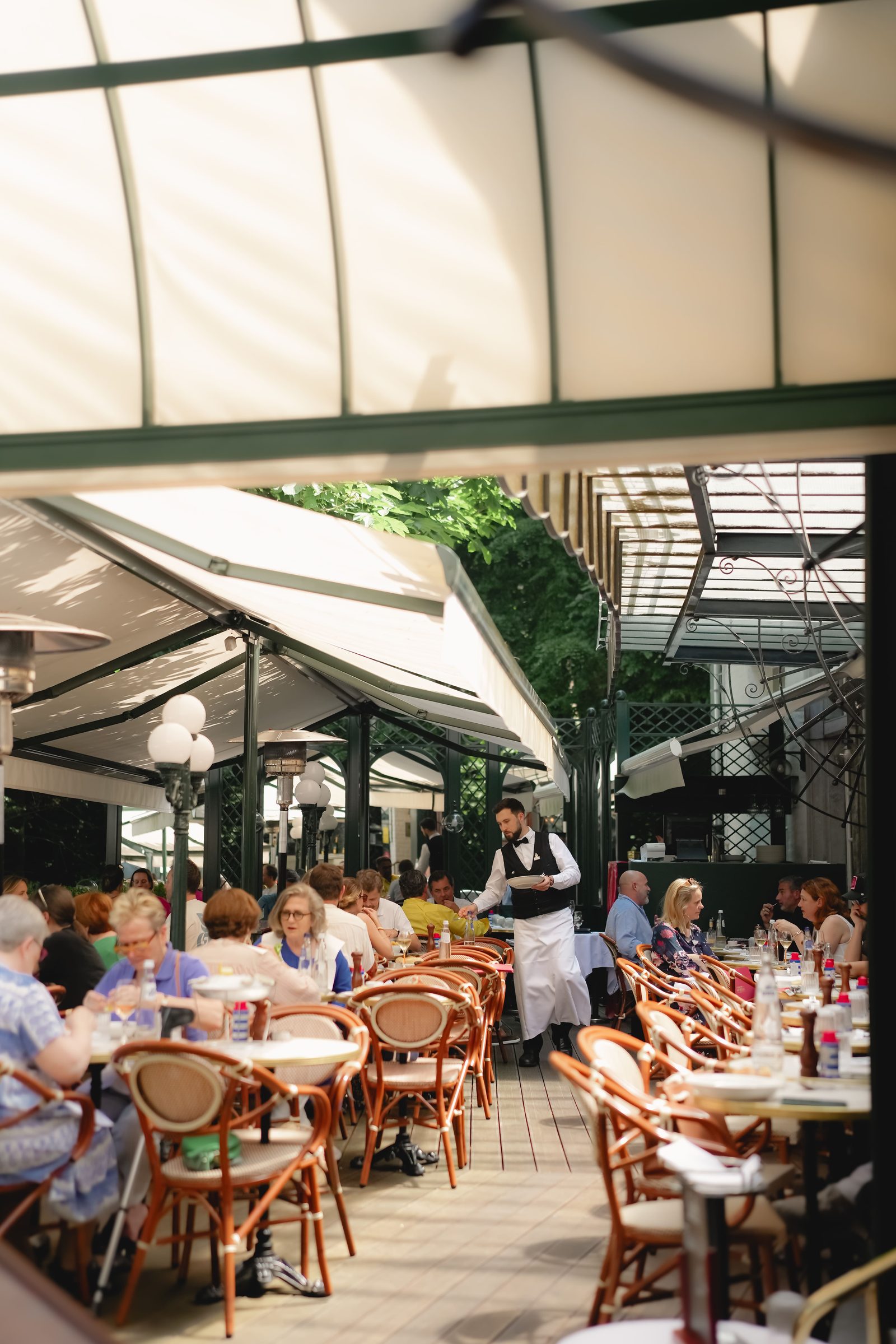 Terrasse couverte des Brasseries Georges avec tables dressées