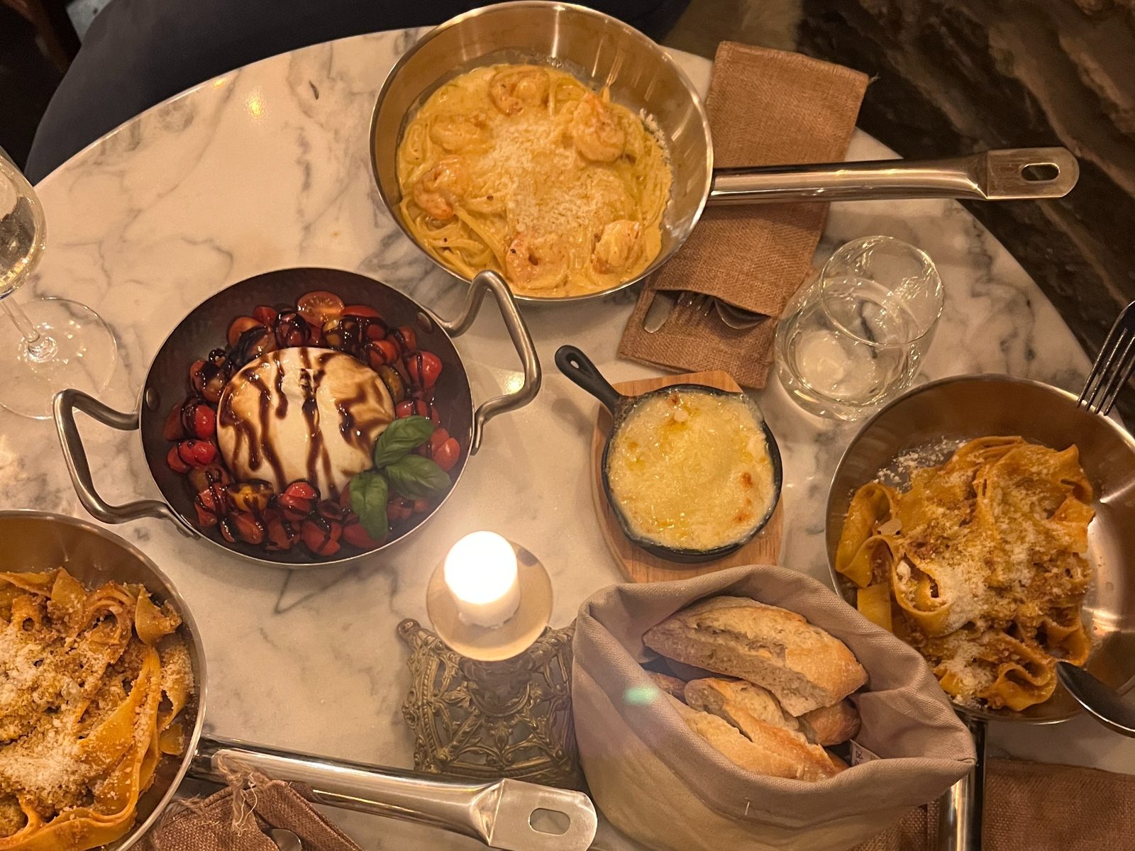 Table d'antipasti et de pâtes chez Celi's Resto