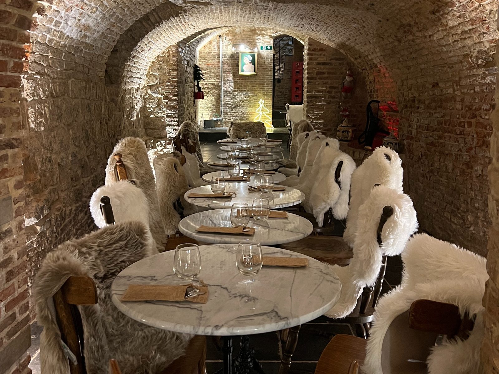 Voûtes en briques du XVIIᵉ siècle et tables en marbre chez Celi's Resto