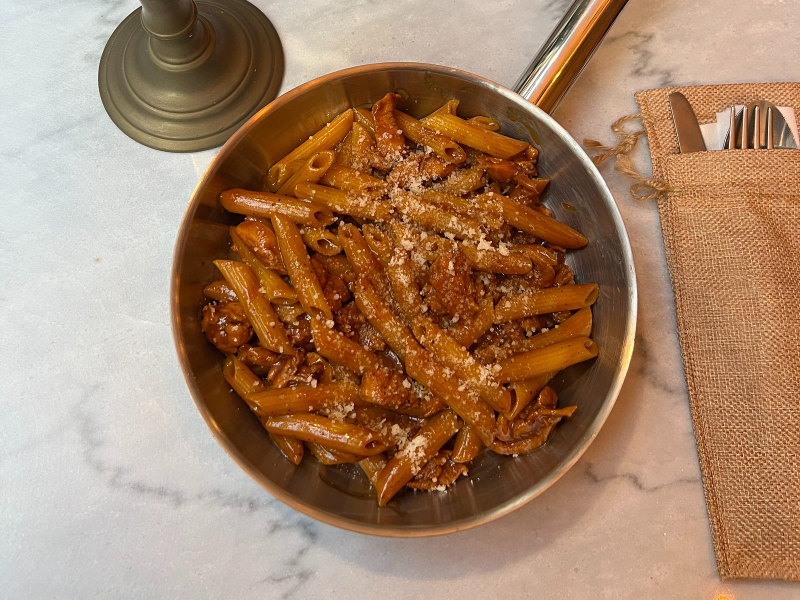 Poêle de penne à la sauce tomate chez Celi's Resto