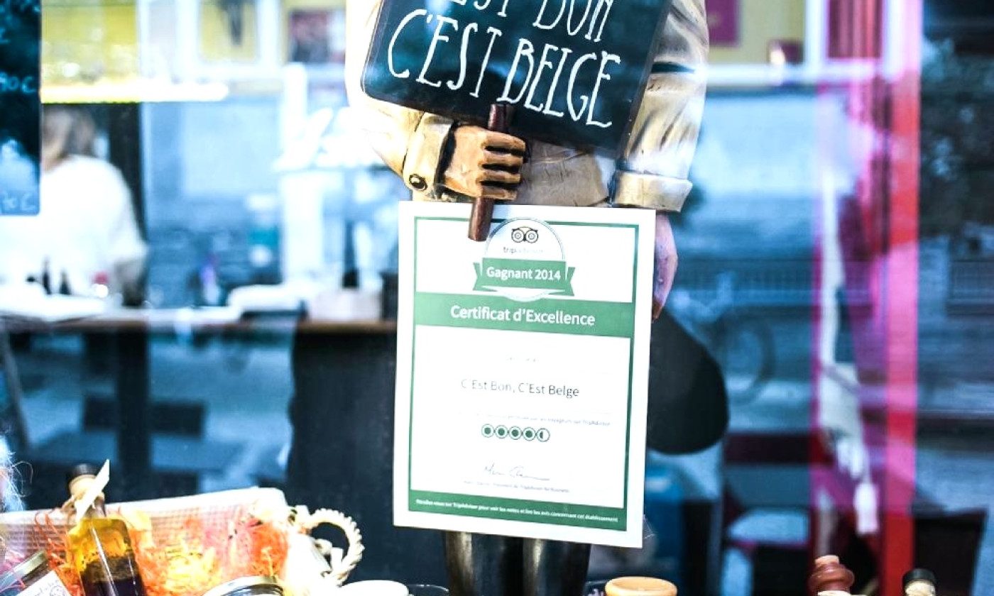 Certificat d'excellence affiché en vitrine de C'est bon c'est belge