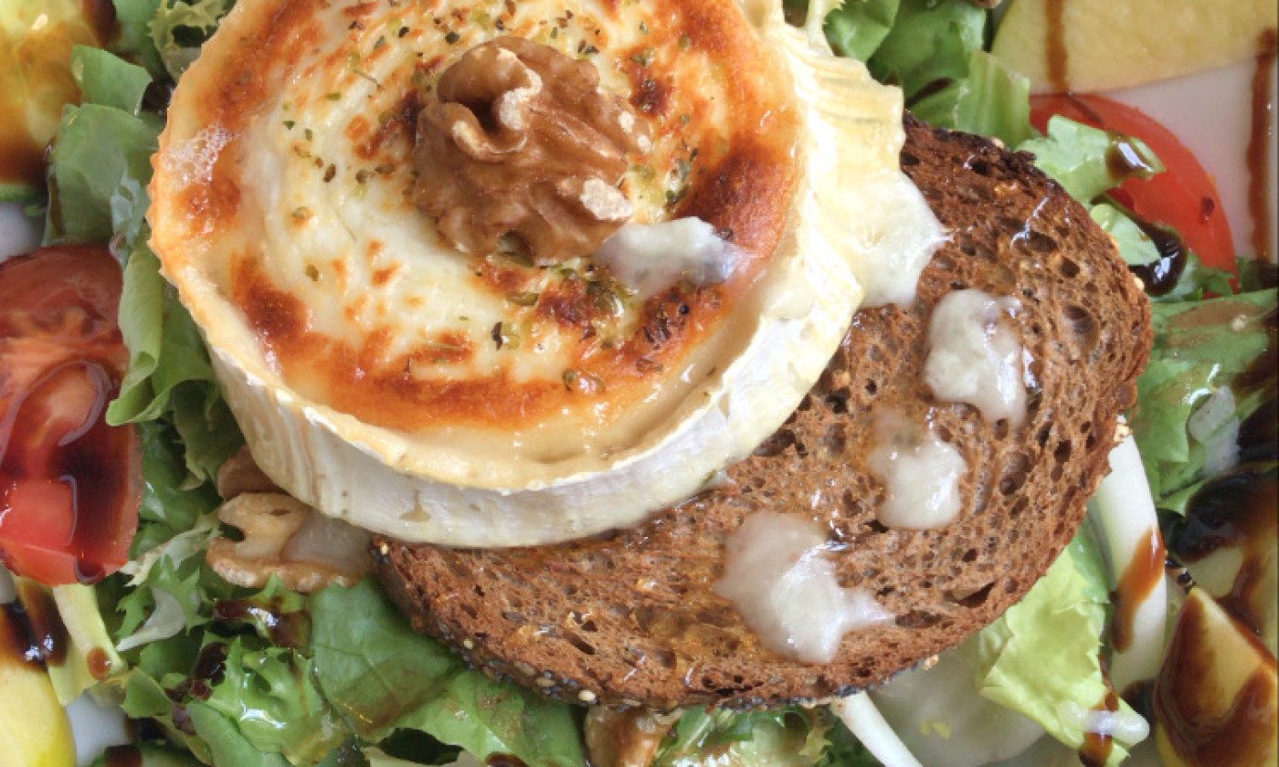 Salade Ardennaise au chèvre chaud et miel sur toast