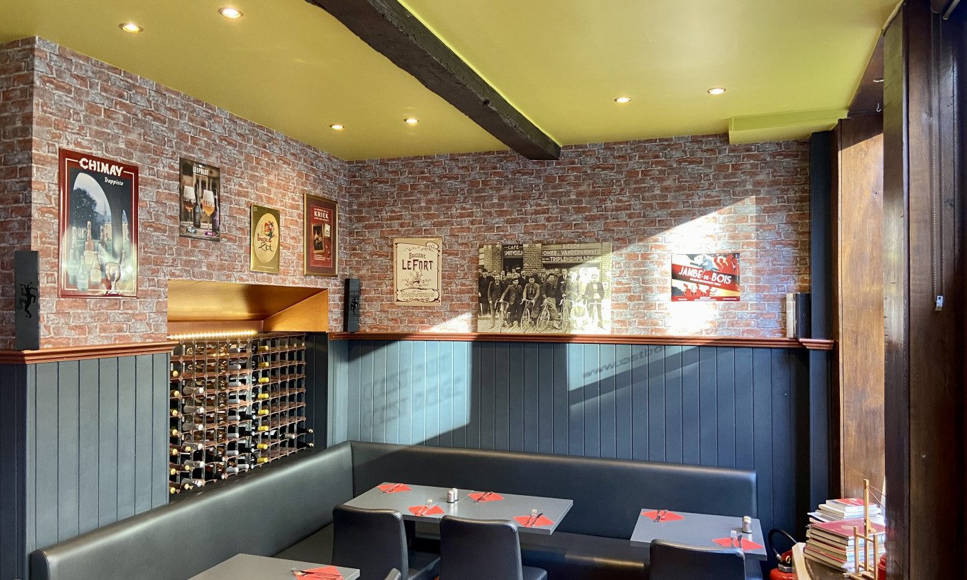 Salle voûtée en briques avec casier à vins belges