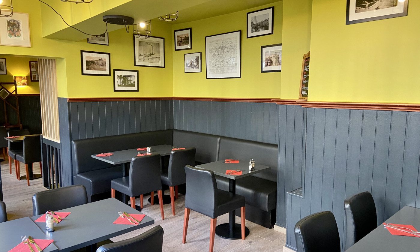 Salle aux murs jaunes et cadres anciens de C'est bon c'est belge