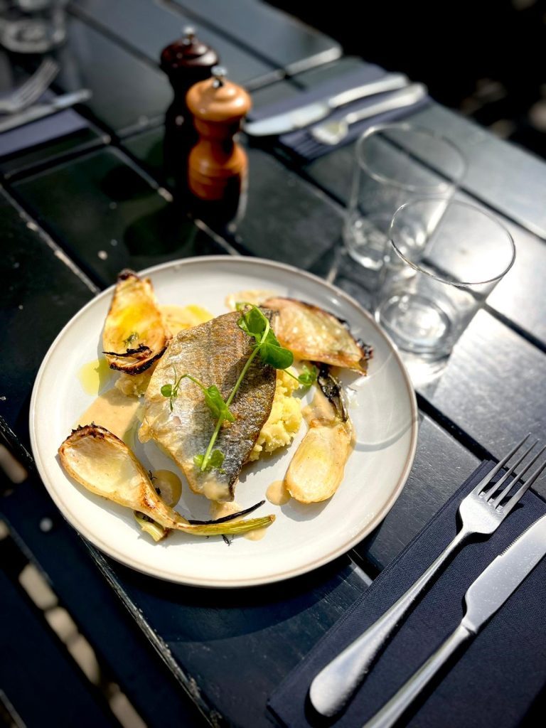 Assiette de poisson servie Chez Jacques à Bruxelles