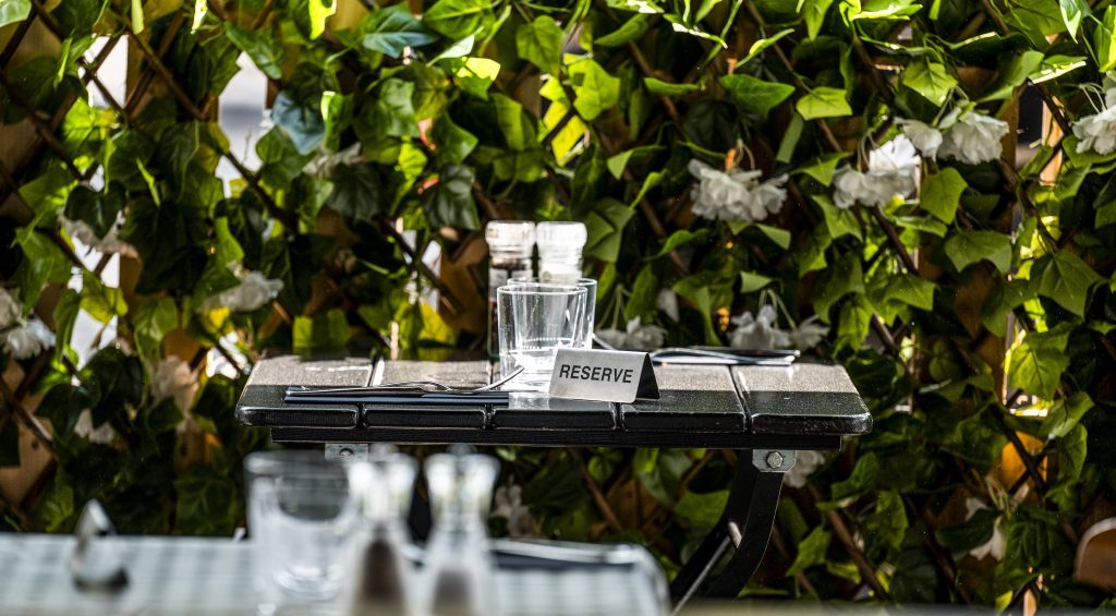 Terrasse de Chez Jacques sur le quai aux Briques